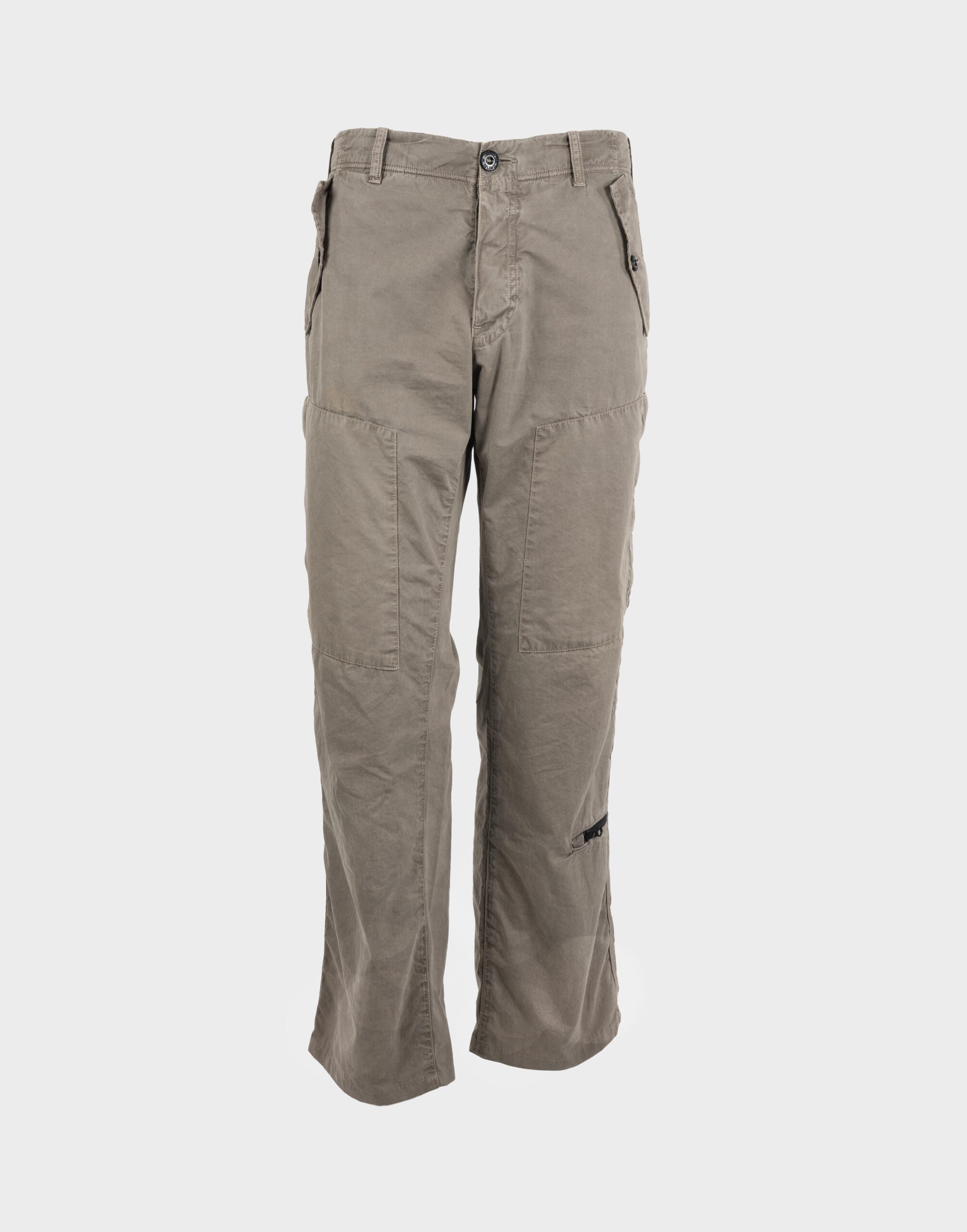pantaloni beige in cotone modello cargo firmati stone island, fotografati su manichino e scontornati con sfondo grigio