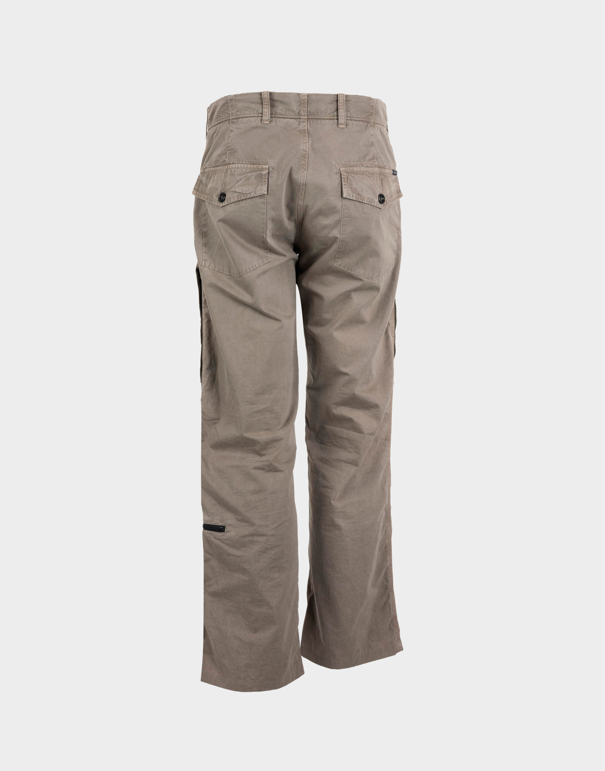 pantaloni beige in cotone modello cargo firmati stone island, fotografati su manichino e scontornati con sfondo grigio