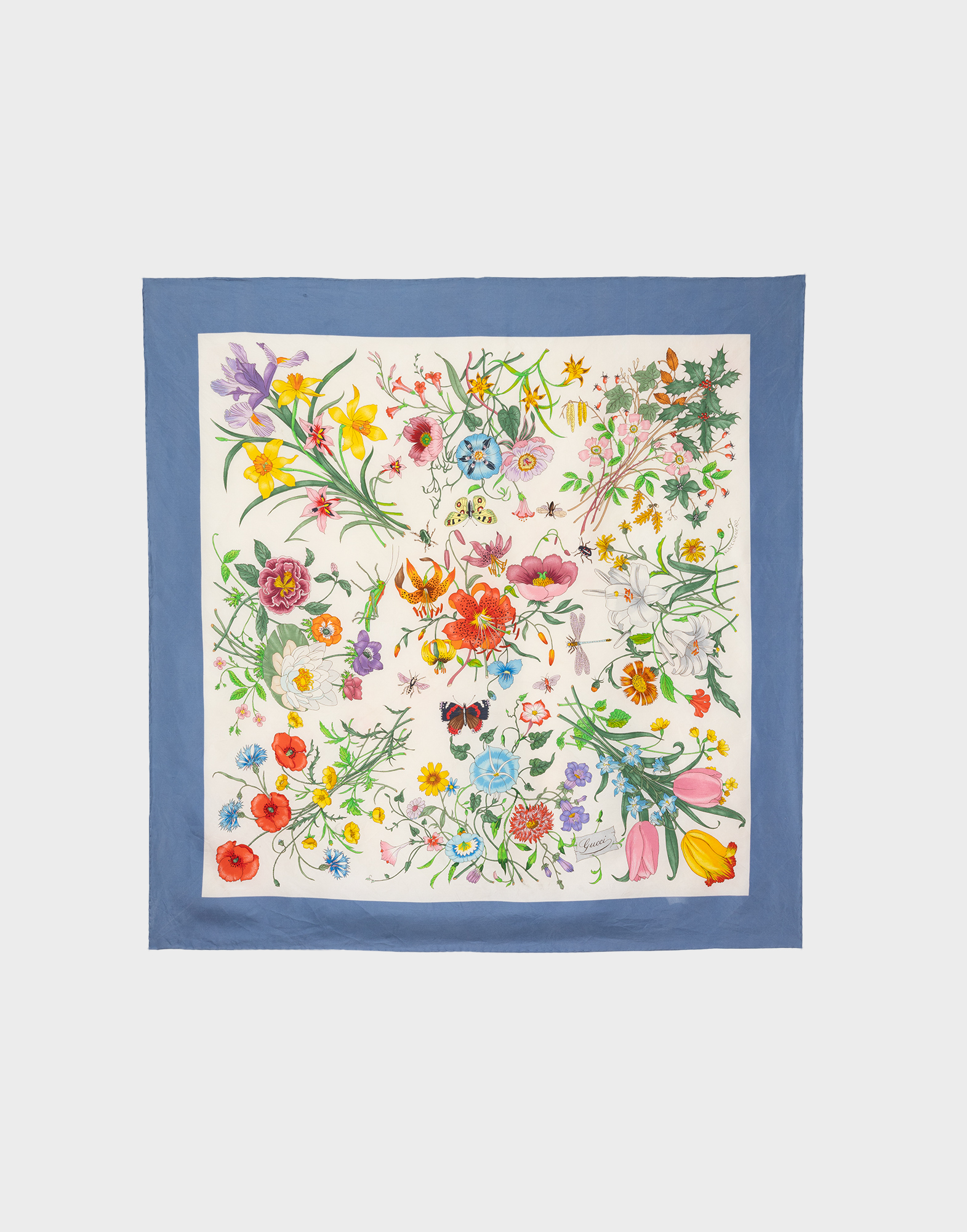 foulard in seta da donna firmato Gucci con fondo beige, bordo azzurro e fantasia floreale al centro