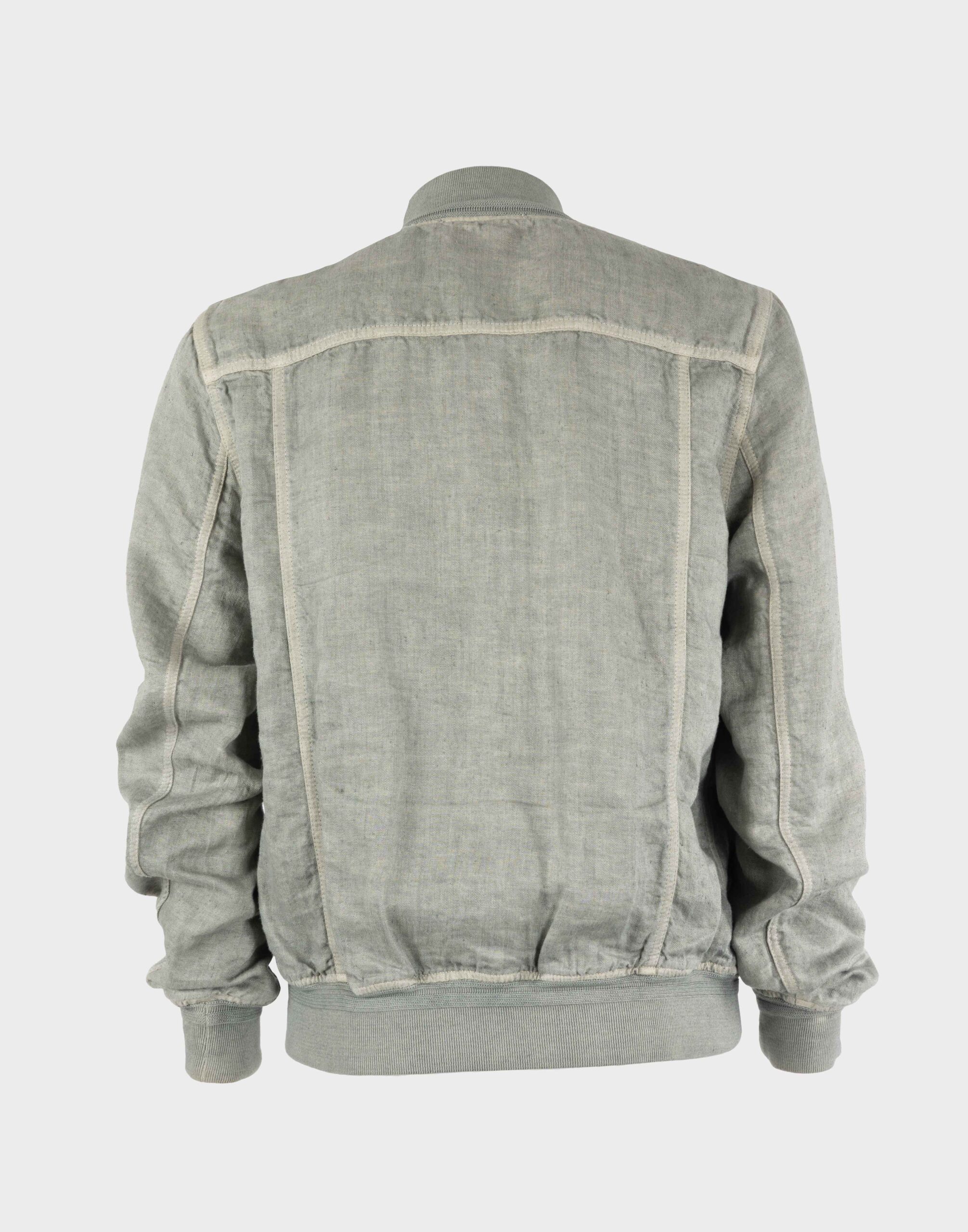 giubbotto da uomo modello bomber grigio in tessuto leggero fotografato su manichino ghost con sfondo grigio