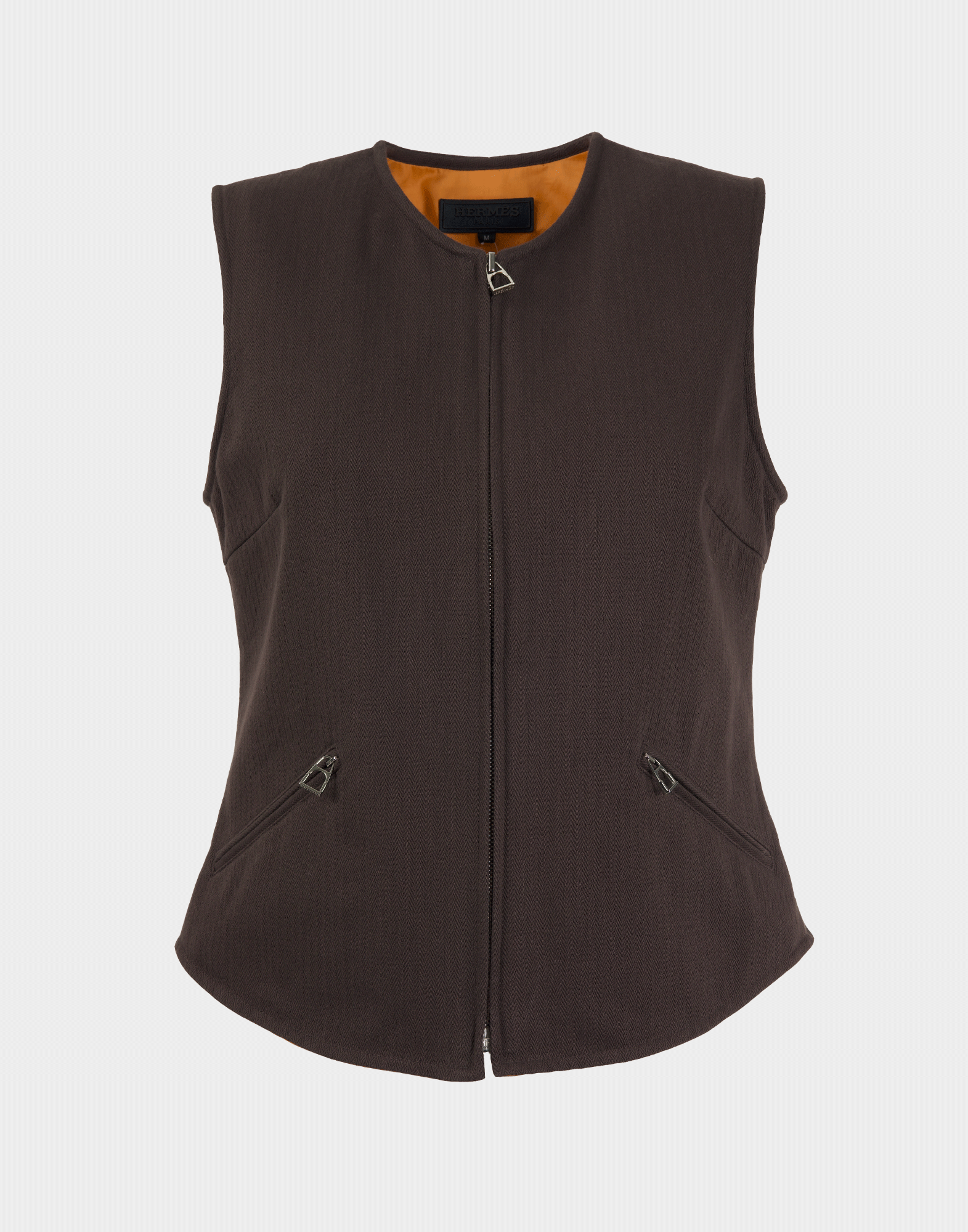 Gilet marrone con zip e due tasche, scattata su manichino ghost e sfondo grigio.