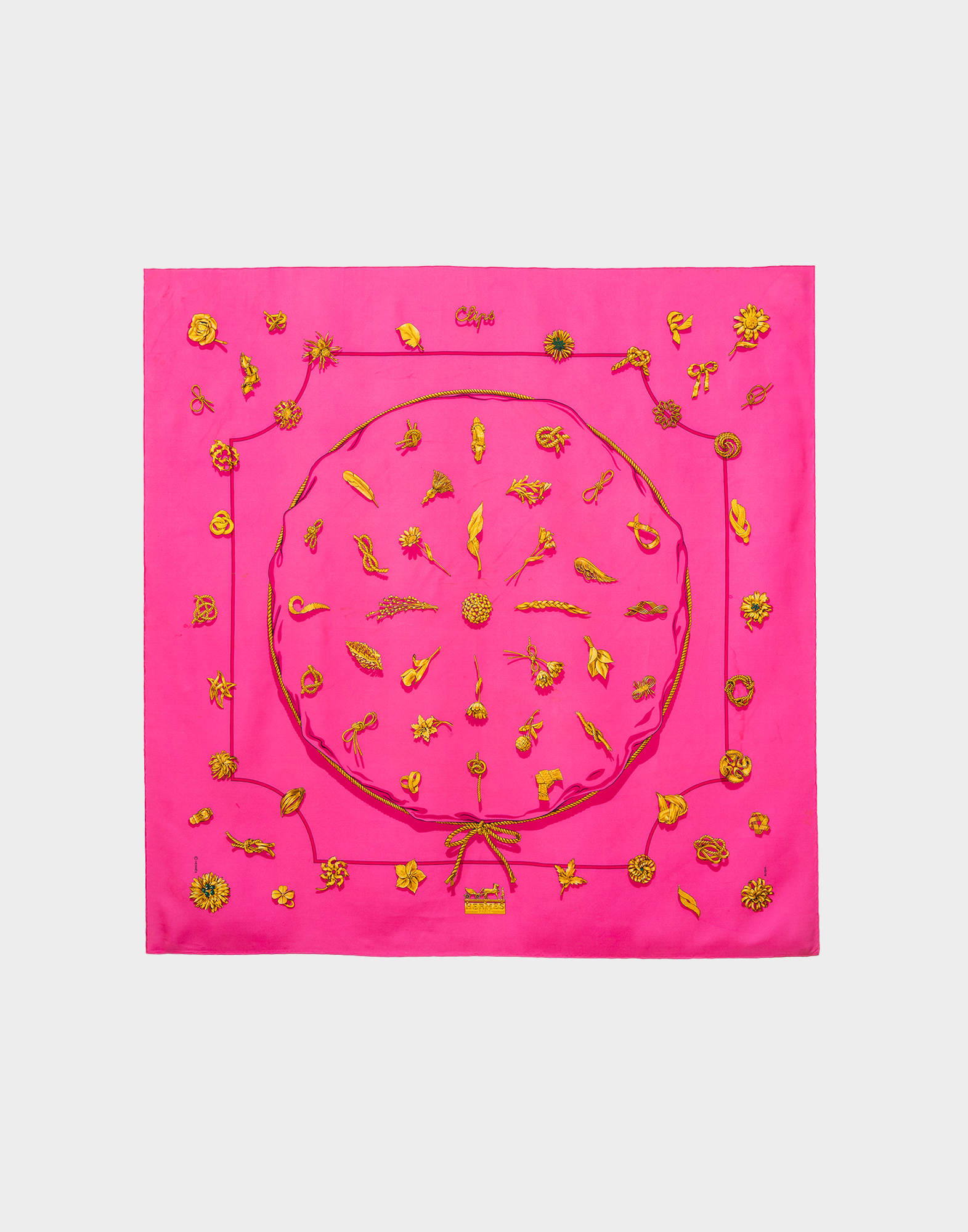 foulard quadrato fucsia in seta con fantasia di oggetti dorati