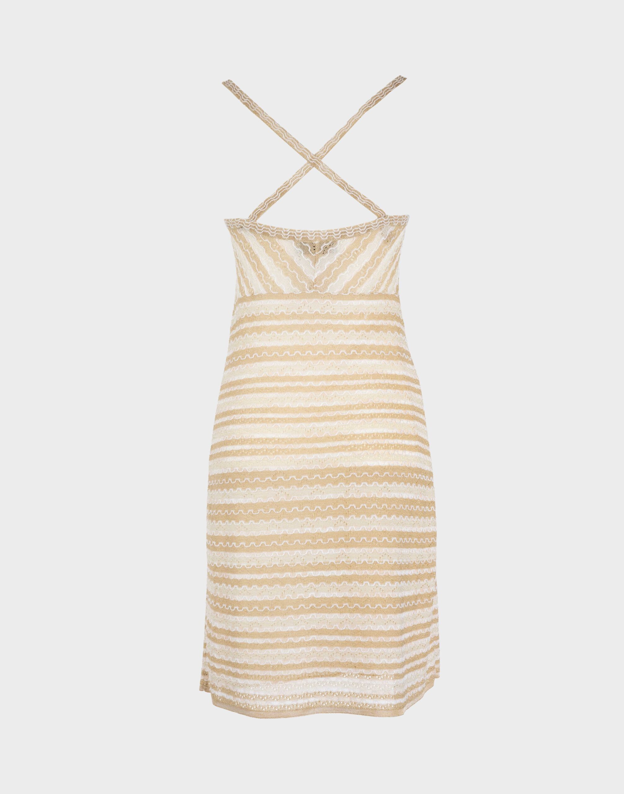 mini abito estivo da donna in maglia oro e bianco con scollo a v profondo e spalline sottili