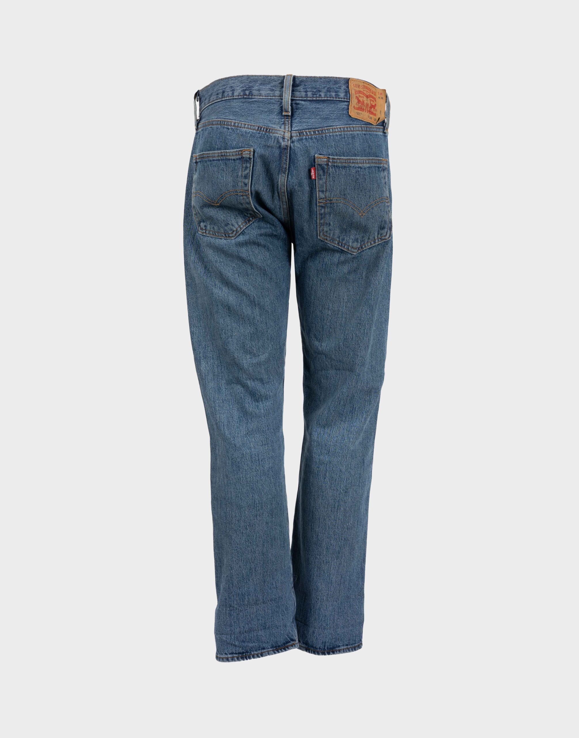 pantaloni in jeans da uomo lavaggio medio fotografato su manichino ghost con sfondo grigio