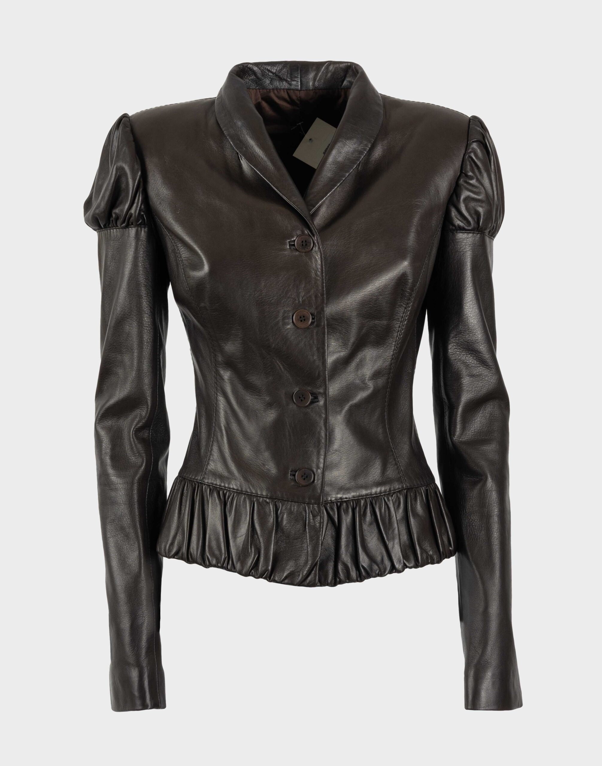 giacca da donna marrone in pelle con arricciatura sulle spalle e sul fondo, modello avvitato