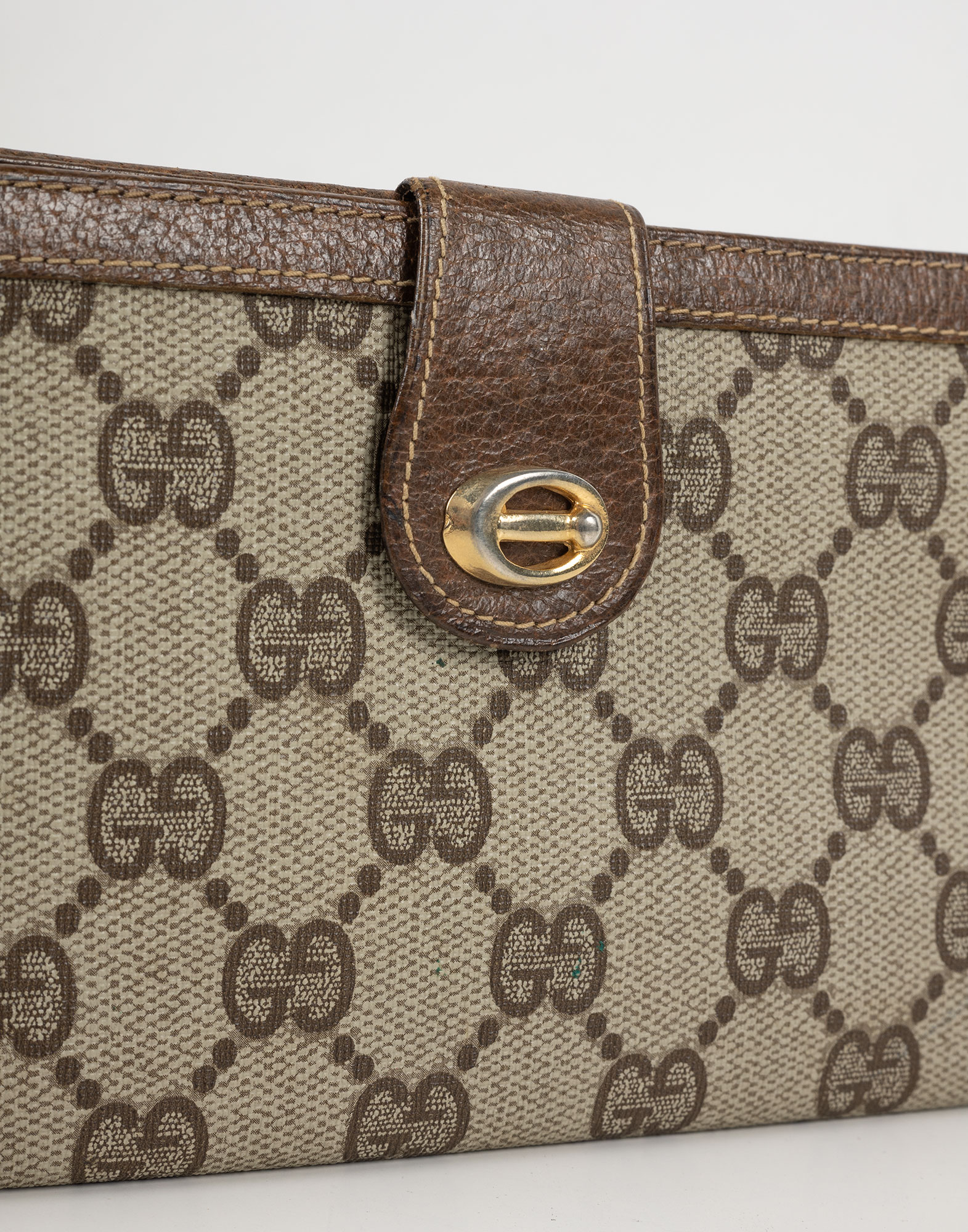 gucci women's card case in beige monogrammed fabric and brown leather details