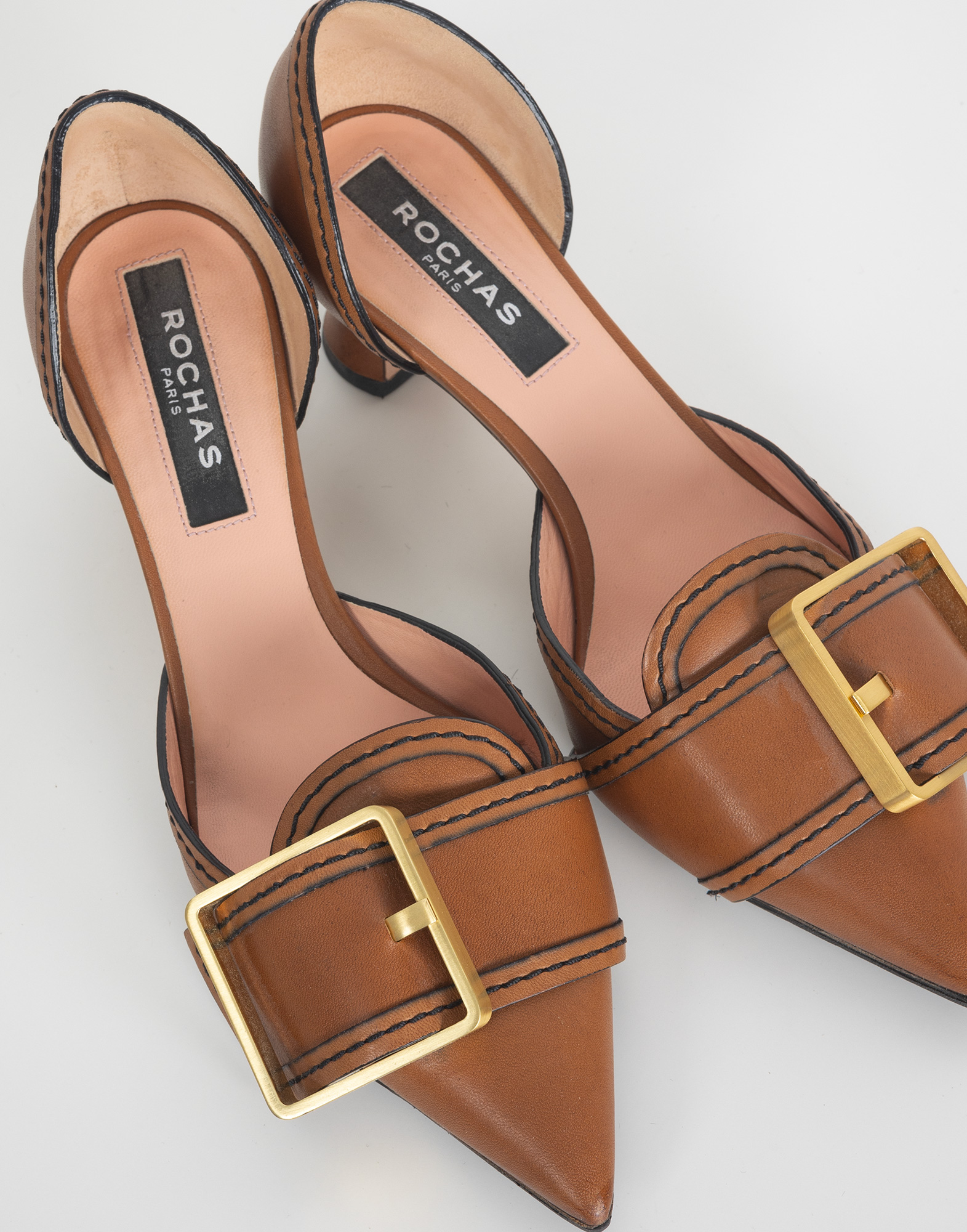 scarpe con tacco basse in pelle marrone con punta, fibbia dorata sul collo del piede, impunture nere a contrasto
