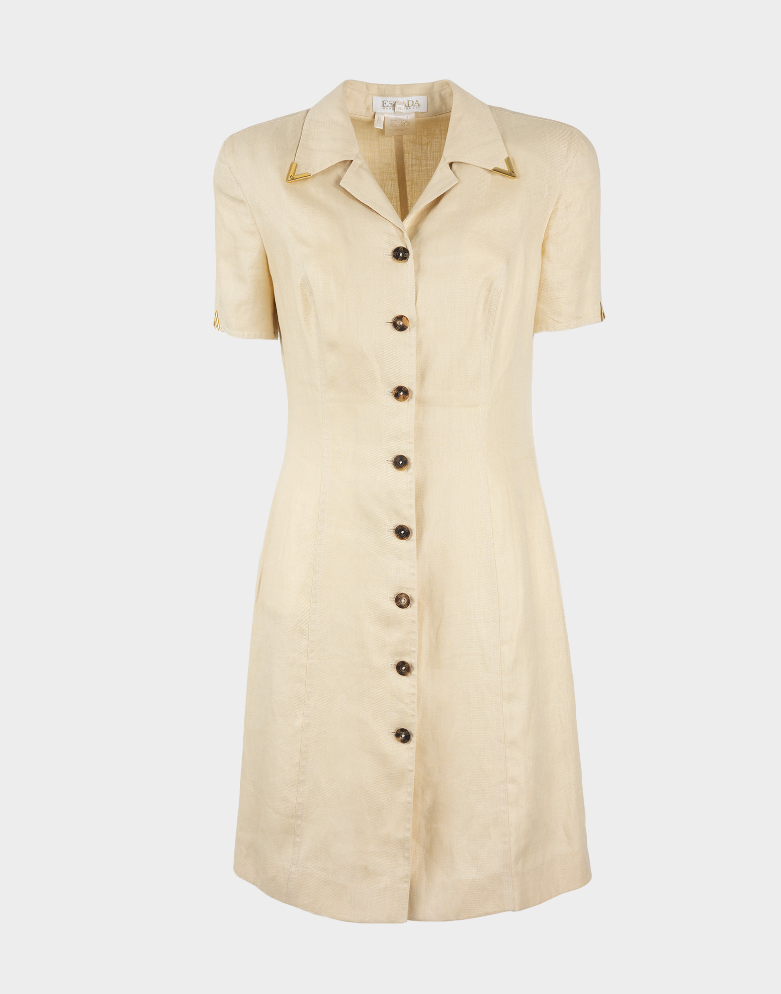 vestito beige a maniche corte con bottoni marroni sul davanti, scollo a V e dettagli in oro