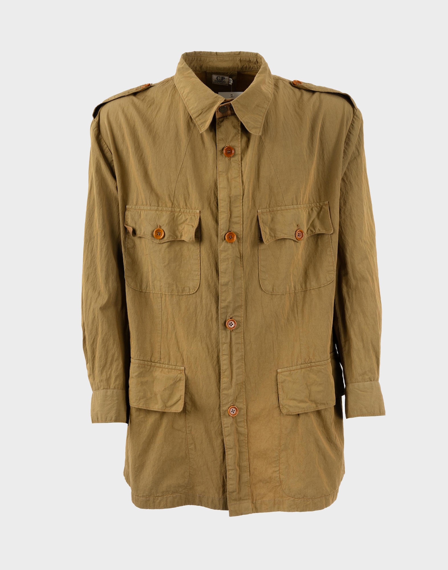 Giacca sahariana beige firmata C.P. Company a maniche lunghe, chiusura anteriore con bottoni marroni, quattro tasche sul davanti.