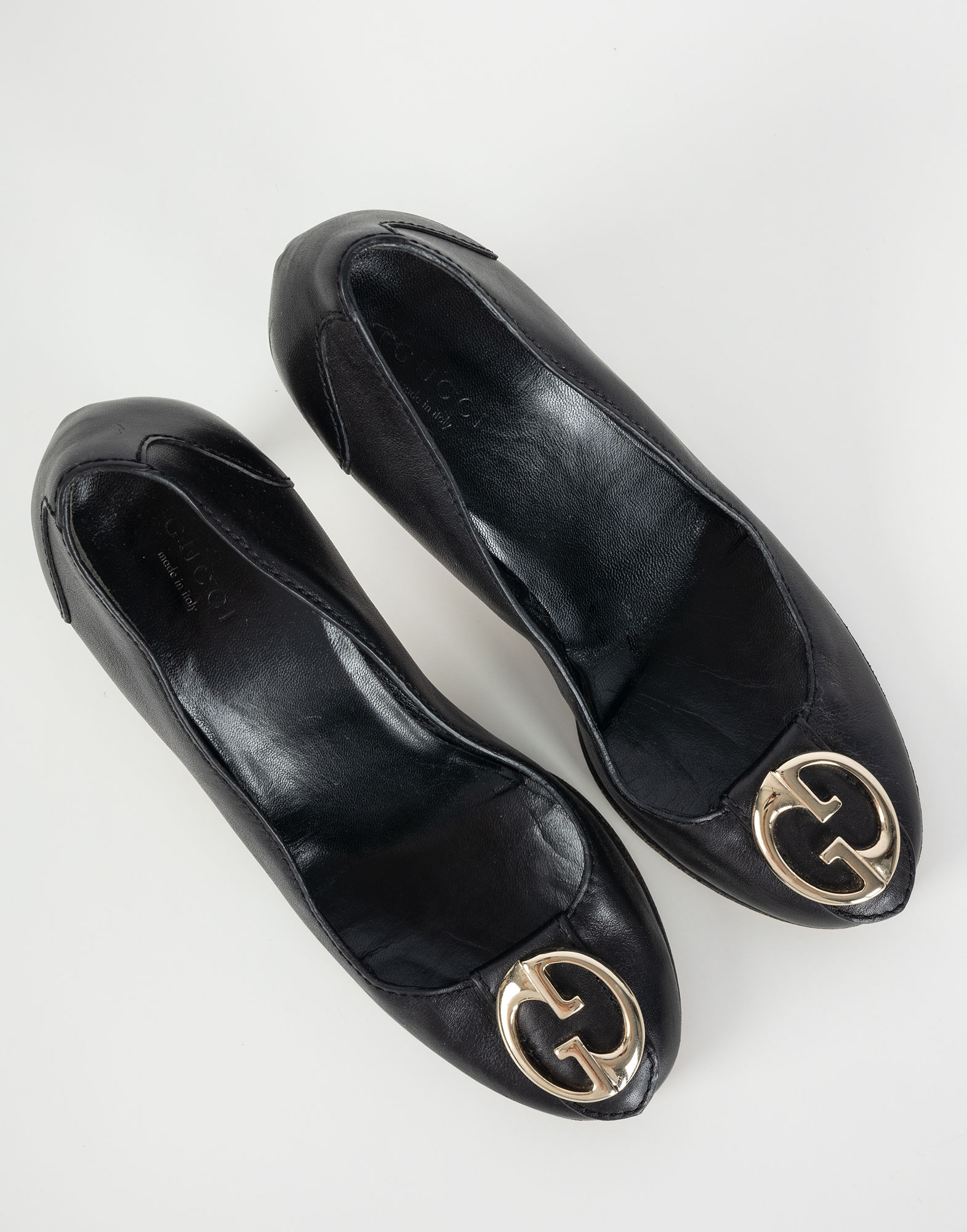 decollete neri in pelle Gucci con placchetta dorata GG sul davanti e tacco alto 8 cm