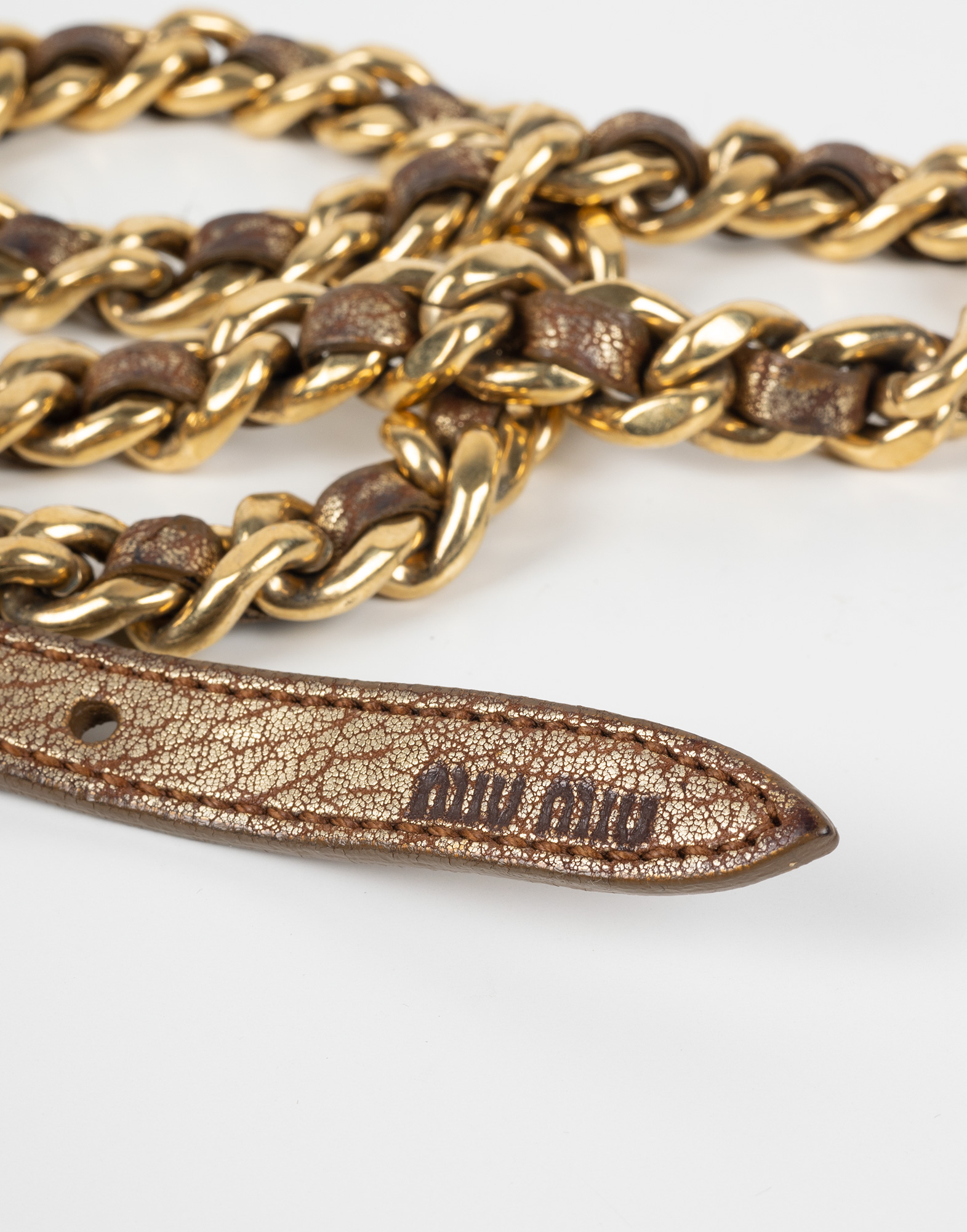 cintura da donna firmata miu miu in pelle marrone effetto dorato con catena color oro
