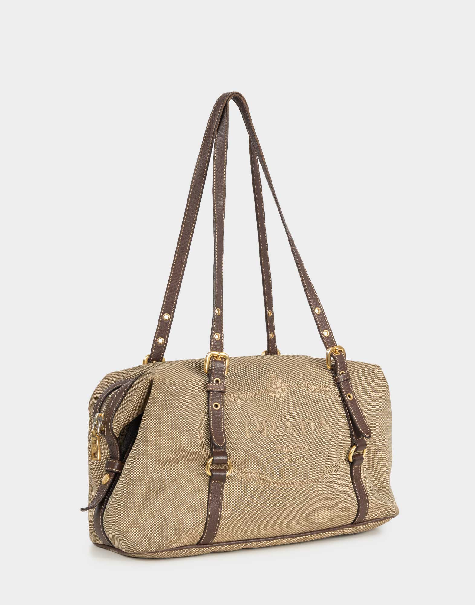borsa beige in tessuto modello bauletto con logo ricamato sul davanti, doppio manico marrone in pelle con dettagli oro