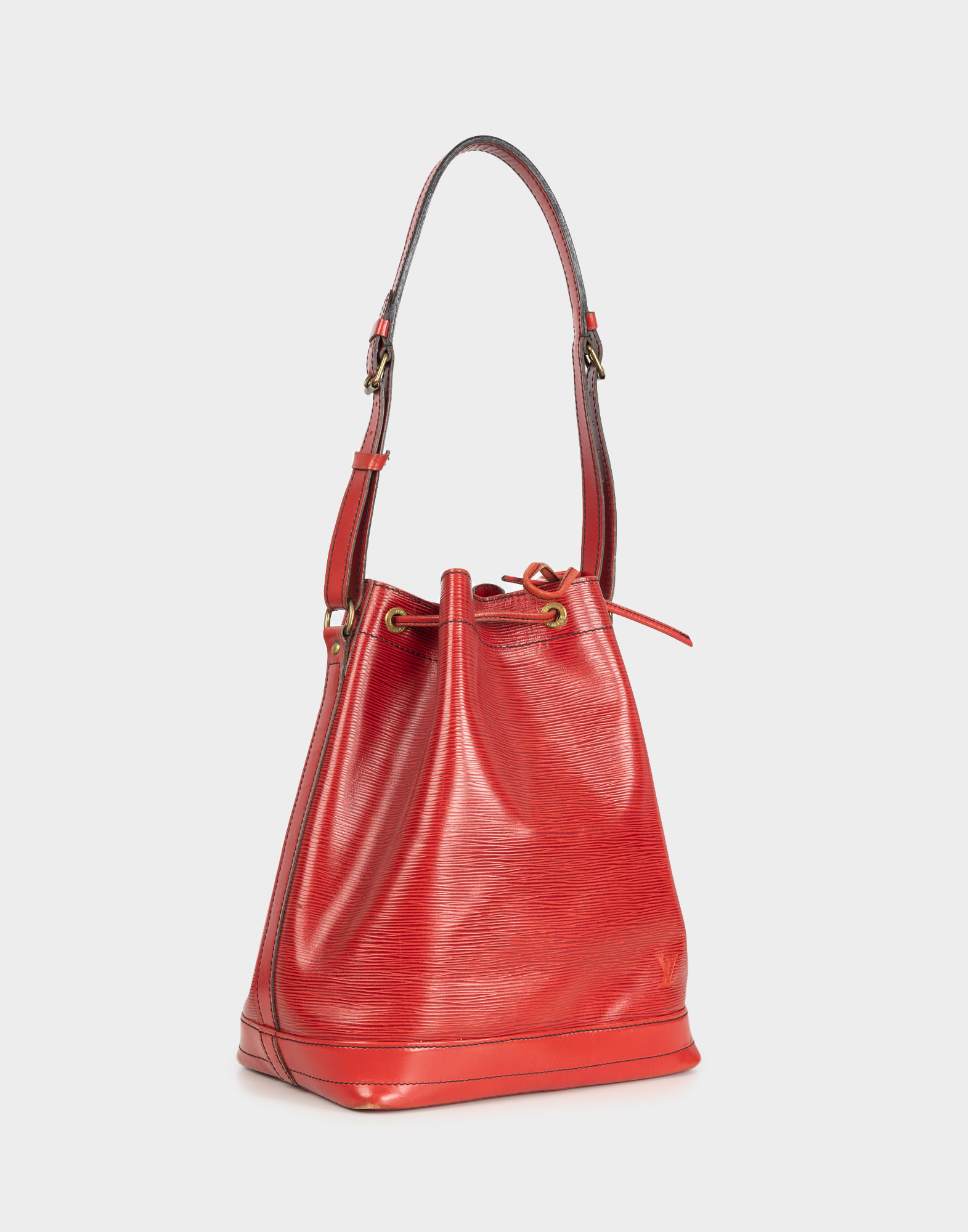 borsa rigida rossa a secchiello in pelle con tracolla regolabile e chiusura con coulisse