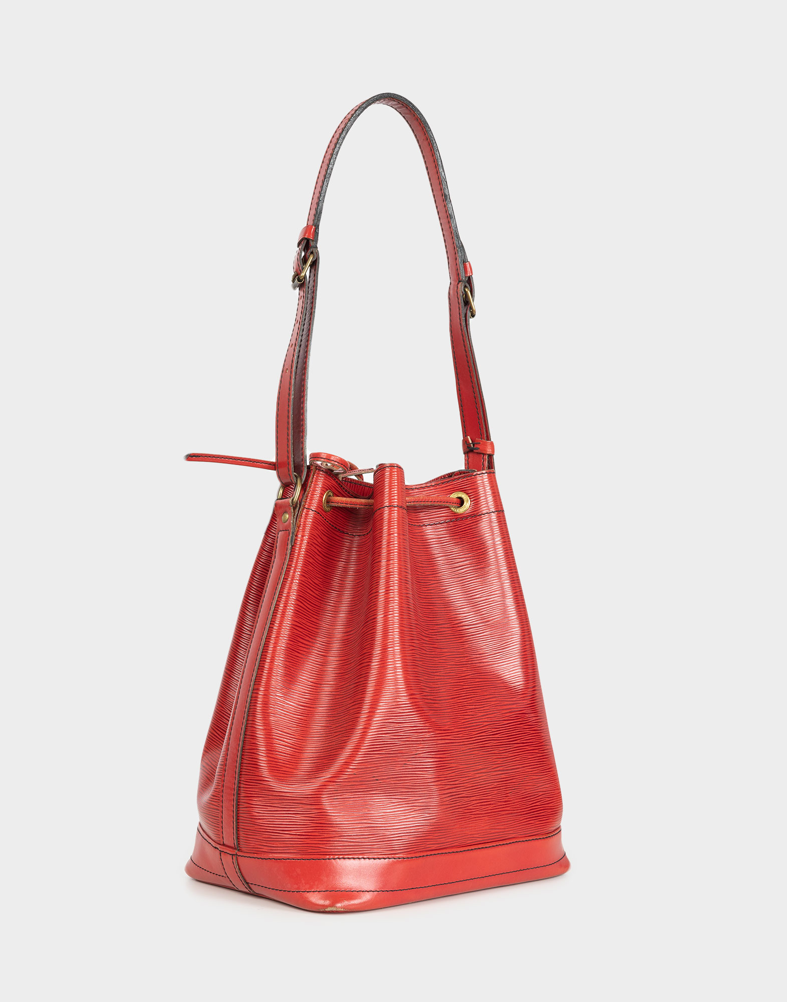 borsa rigida rossa a secchiello in pelle con tracolla regolabile e chiusura con coulisse
