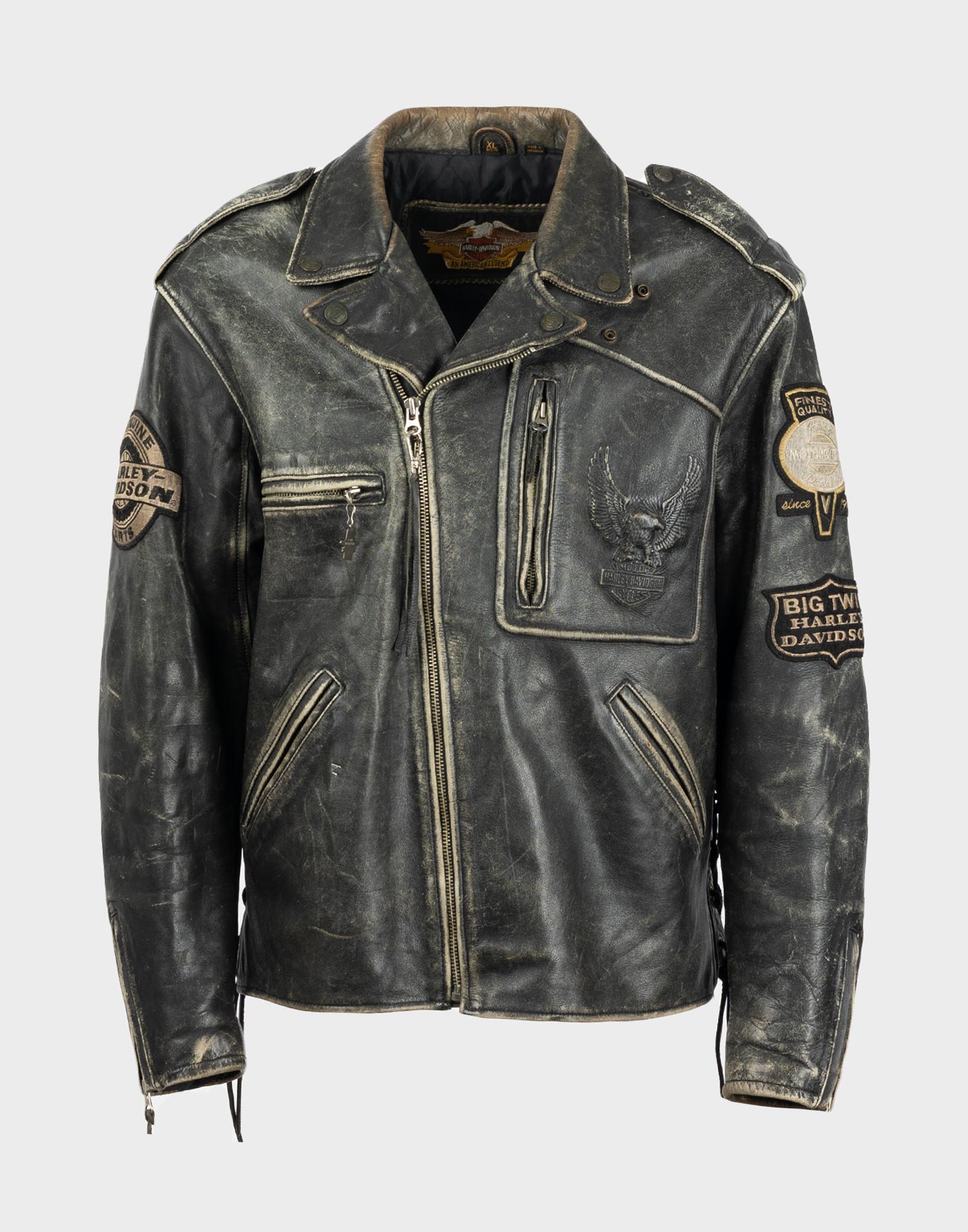 giubbotto in pelle da uomo nero con effetto consumato beige, firmato harley davidson, chiusura laterale con zip e applicazione di patches