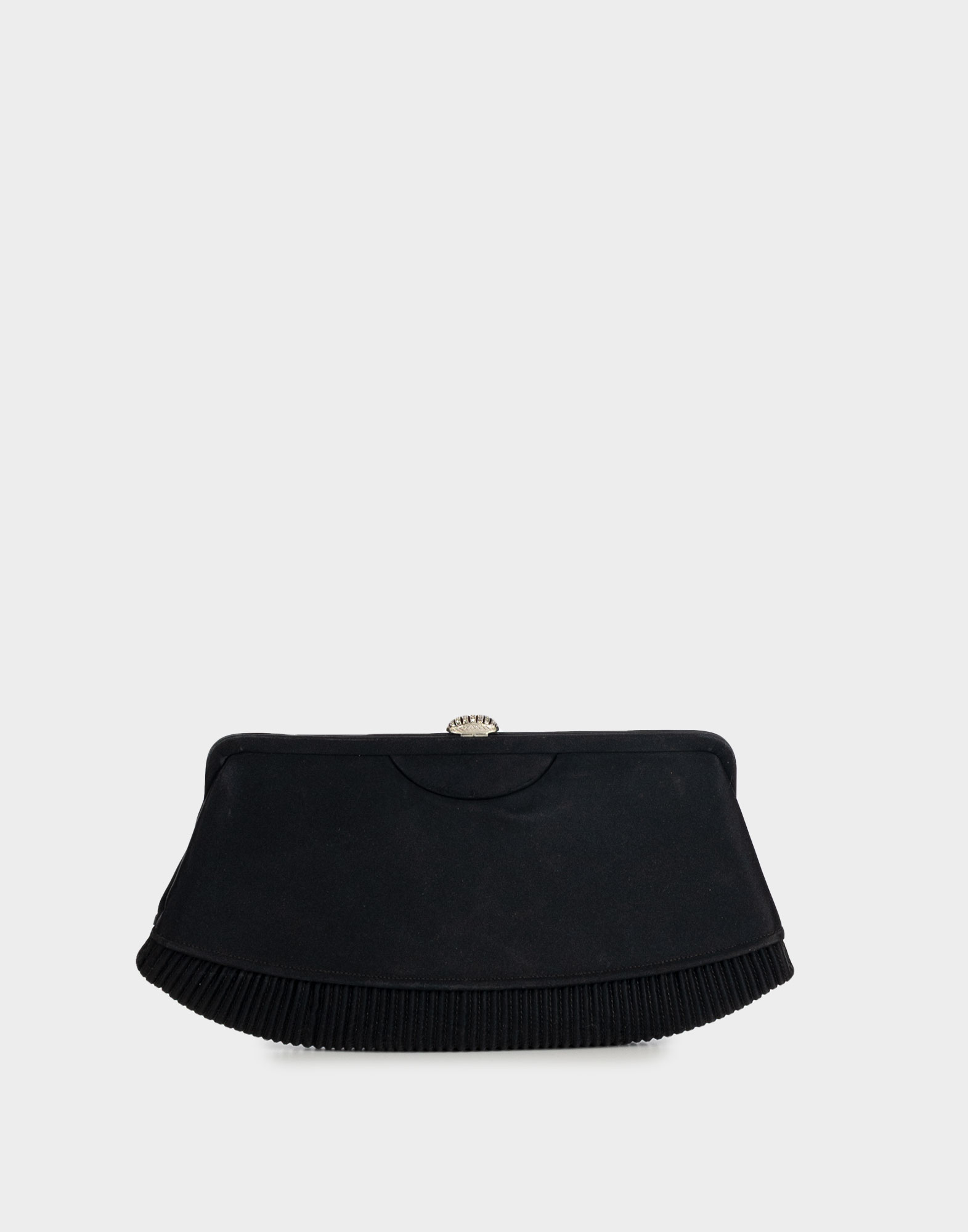 borsa a mano nera in velluto firmata gucci dalla forma ovale con dettagli fondo in rilievo, chiusura con gioiello