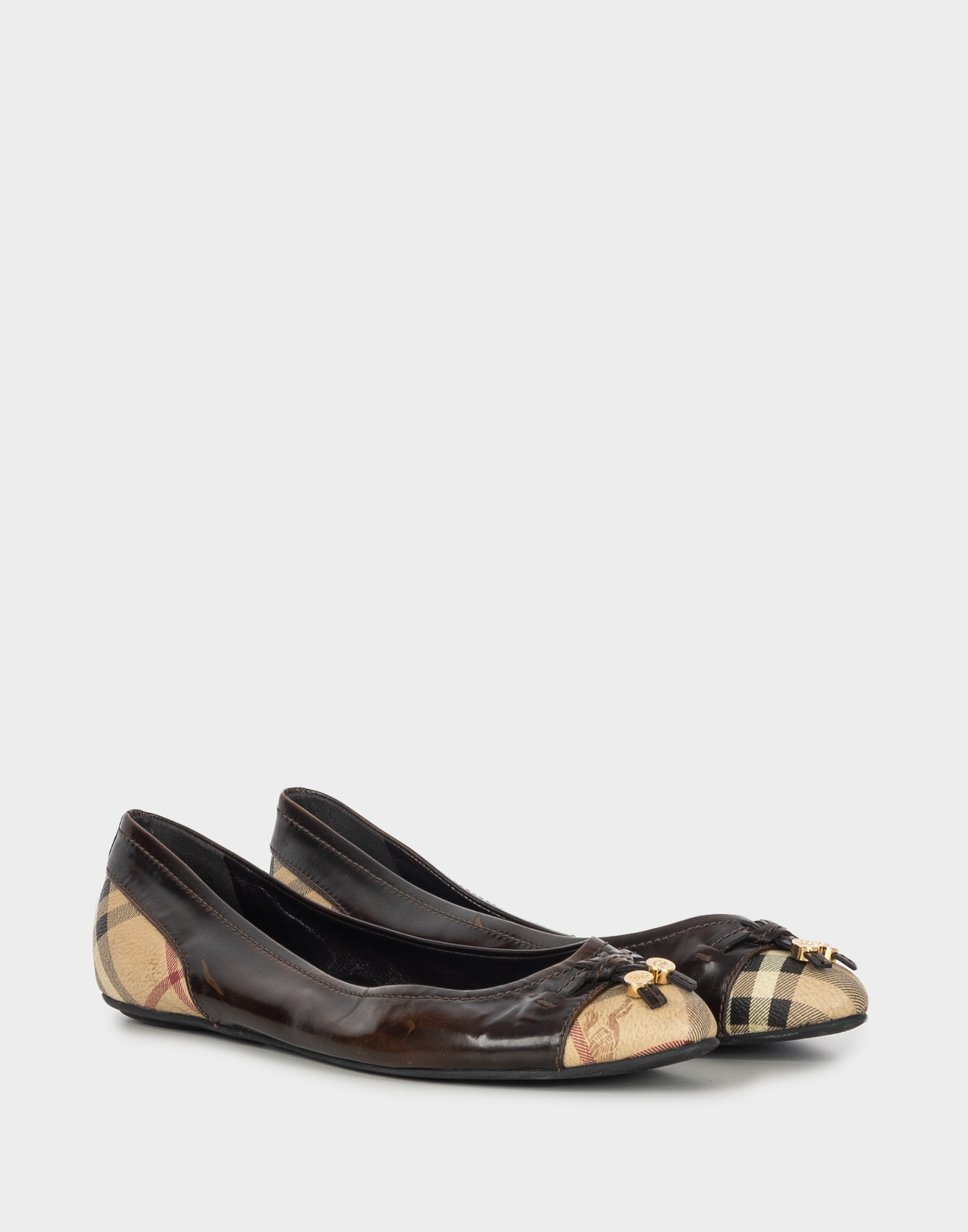 ballerine da donna basse marroni in pelle con punta e tallone beige con la fantasia a quadri del brand Burberry