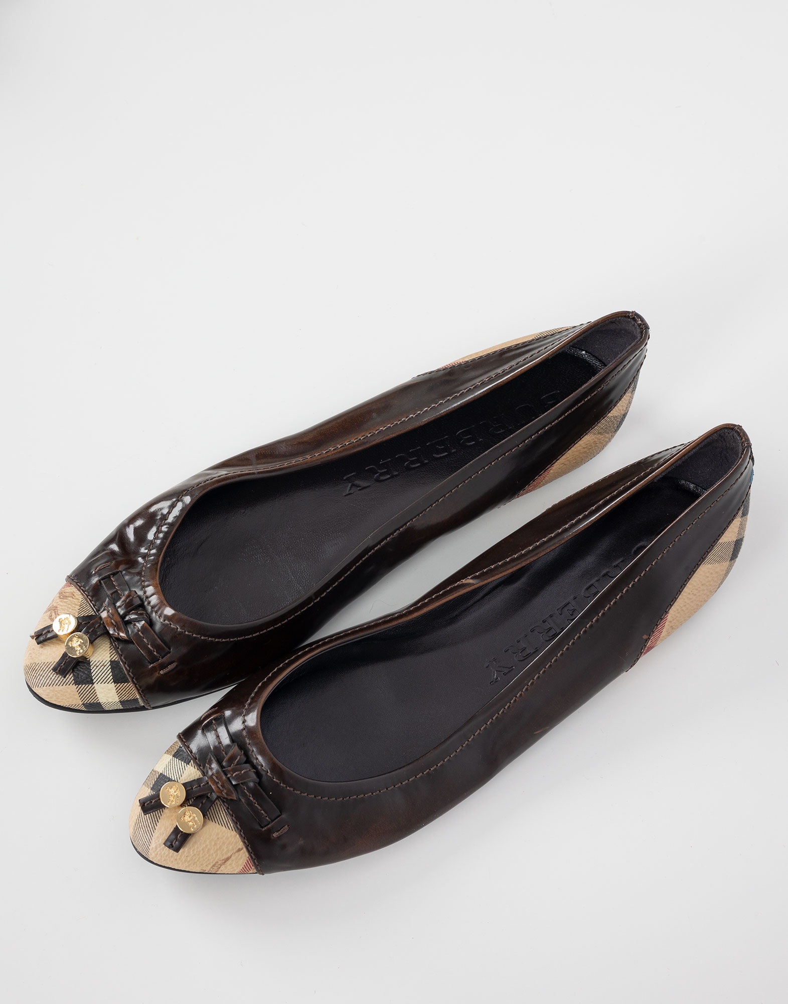 ballerine da donna basse marroni in pelle con punta e tallone beige con la fantasia a quadri del brand Burberry