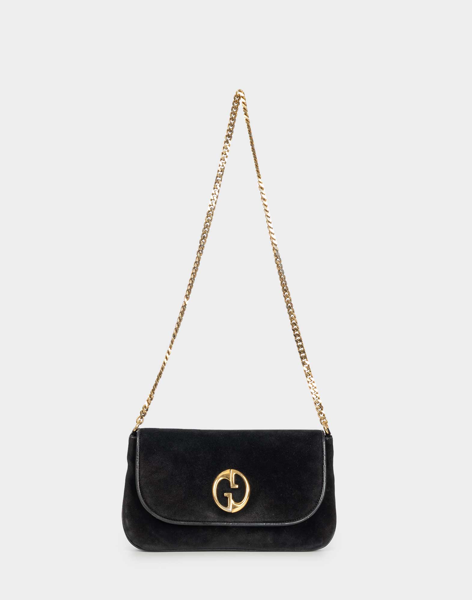 borsa nera firmata gucci in camoscio con bordi rifiniti in pelle e catena dorata. Logo GG dorato sul davanti