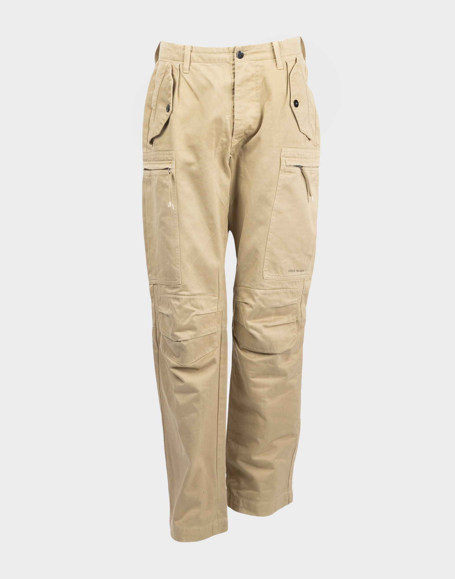 pantaloni beige da uomo in cotone modello cargo con tasconi sulle gambe, chiusura anteriore con zip e bottone