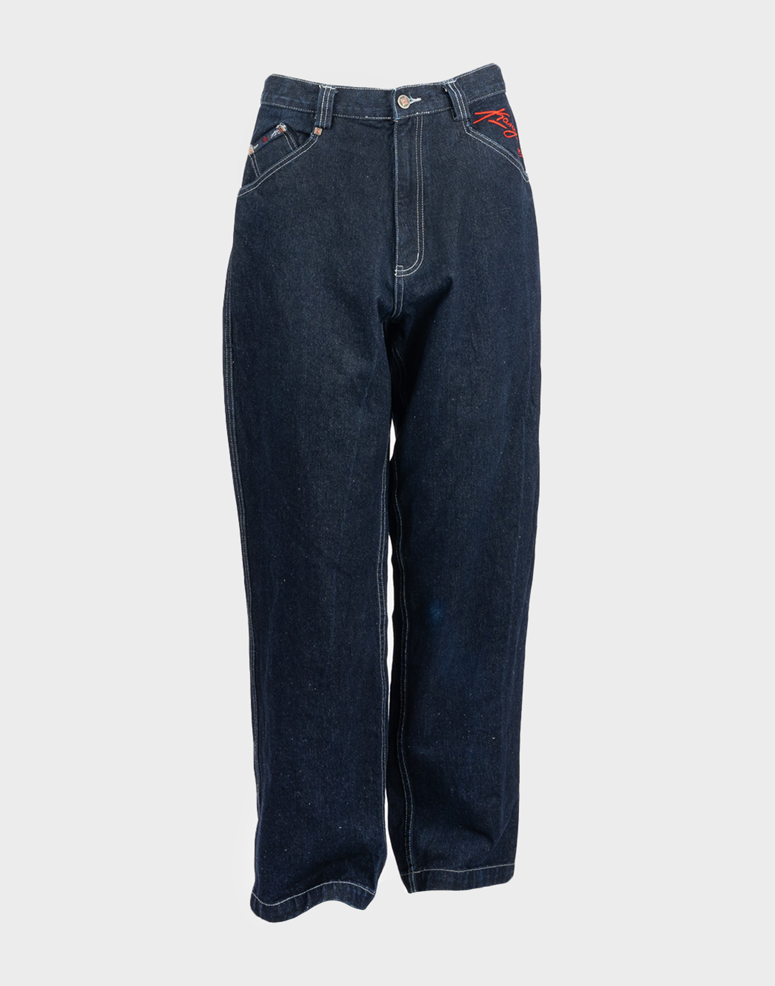 pantaloni jeans da uomo in denim blu scuro, modello baggy firmati karl kani con monogramma rosso ricamato sul taschino