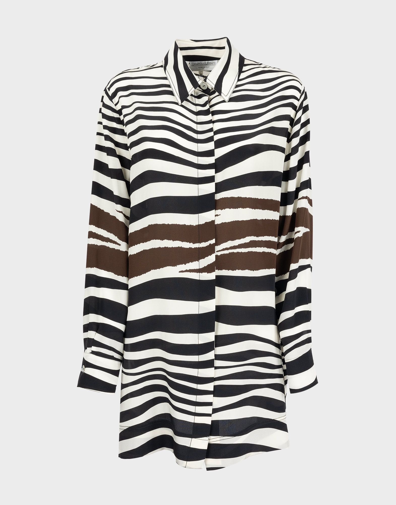 camicia lunga da donna in seta firmata pancaldi con fantasia zebrata nera e bianca e strisce marroni, chiusura con bottoni nascosti.