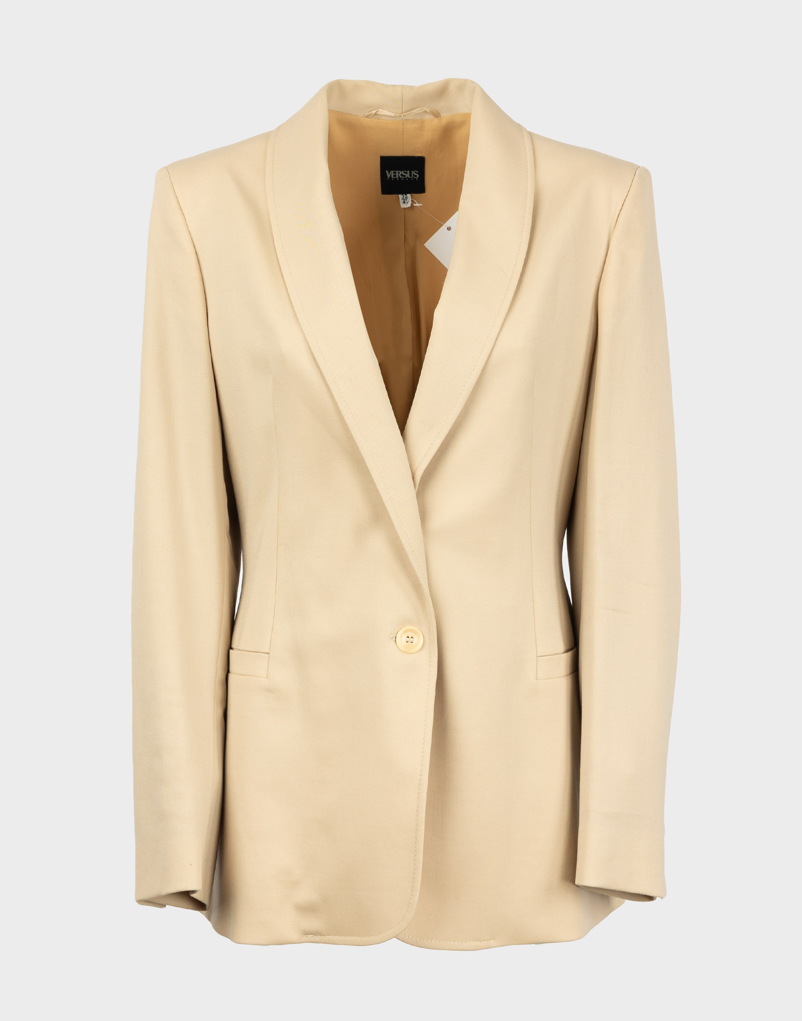 giacca beige da donna monopetto con scollo a v profondo, chiusura anteriore con bottone unico, due tasche a filetto sul davanti