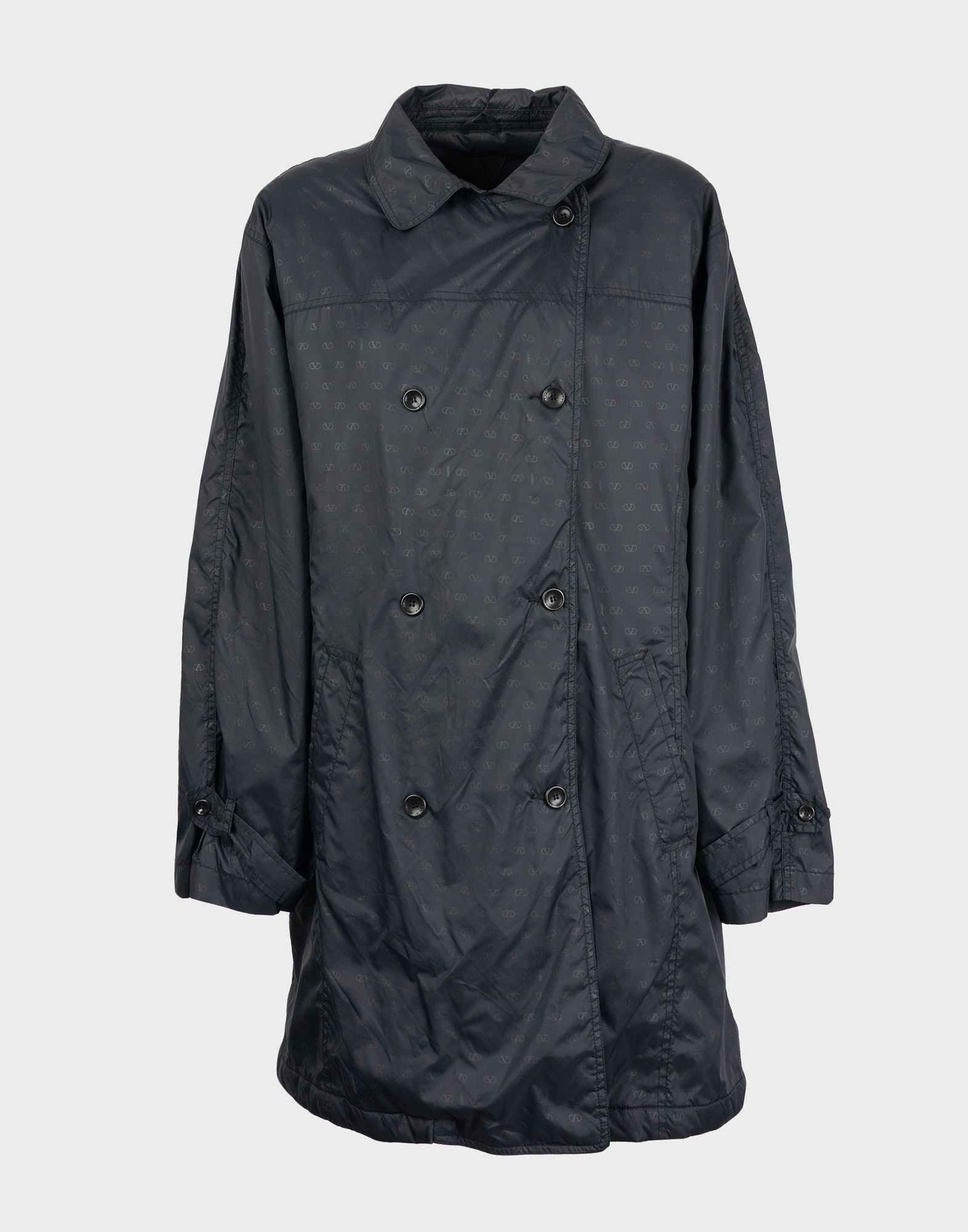 trench blu scuro da donna in tessuto nylon, chiusura doppiopetto con bottoni blu, su sfondo grigio
