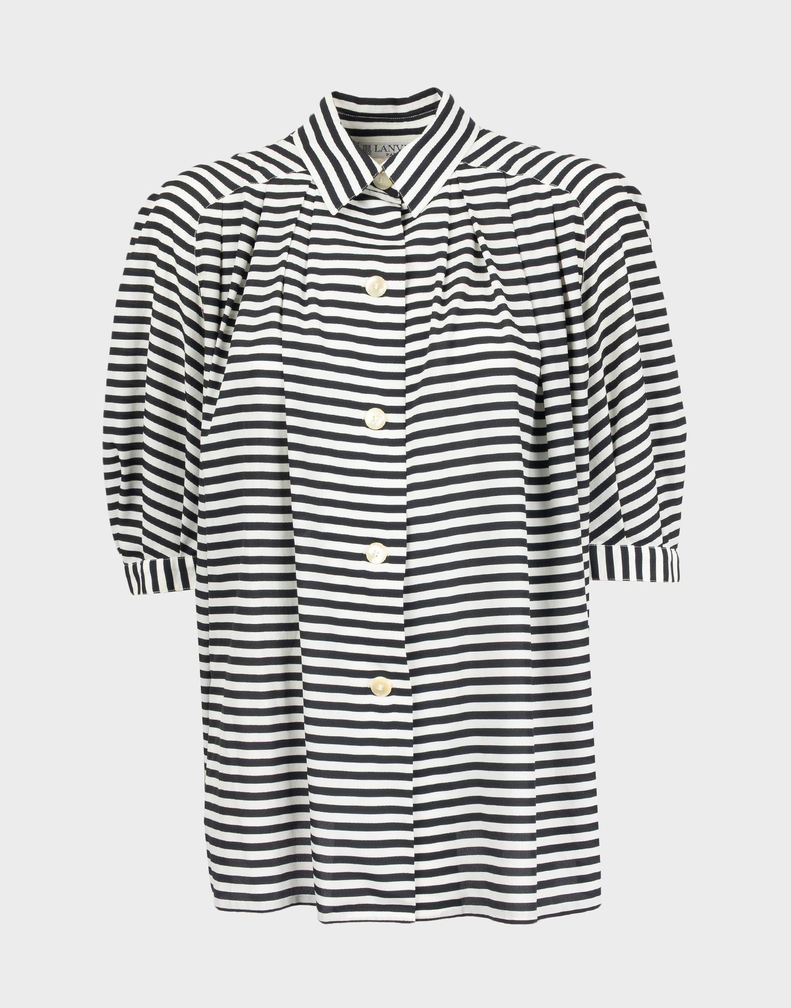 camicia da donna lanvin con fantasia a righe orizzontali bianche e nere, maniche corte a palloncino, chiusura con bottoni avorio