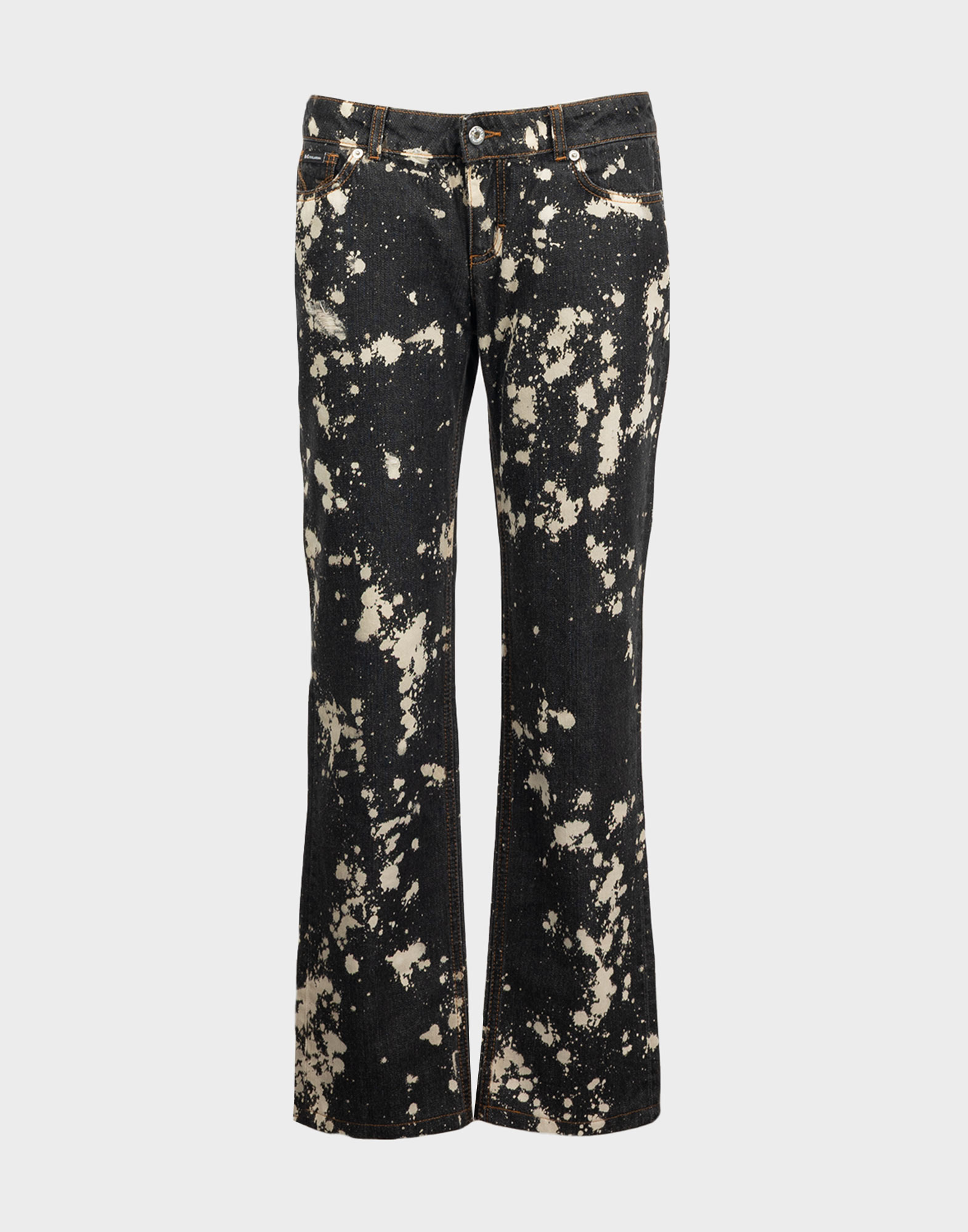 pantaloni in denim neri con schizzi di pittura di colore beige, vita bassa e gambe modello flare