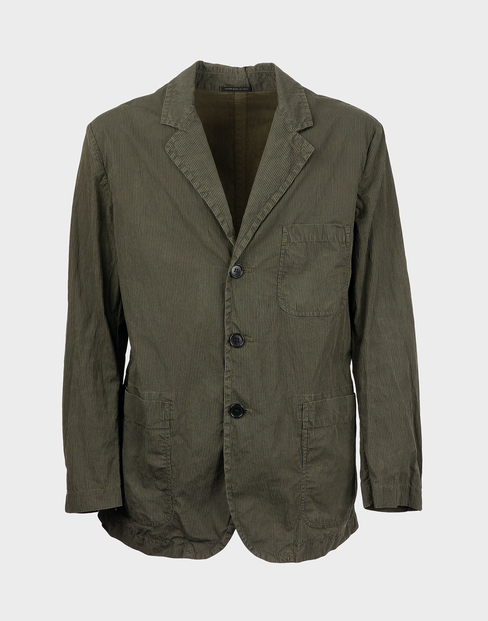 giacca da uomo verde militare monopetto, fantasia a righe nere sottili disposte in verticale, chiusura con tre bottoni di colore nero