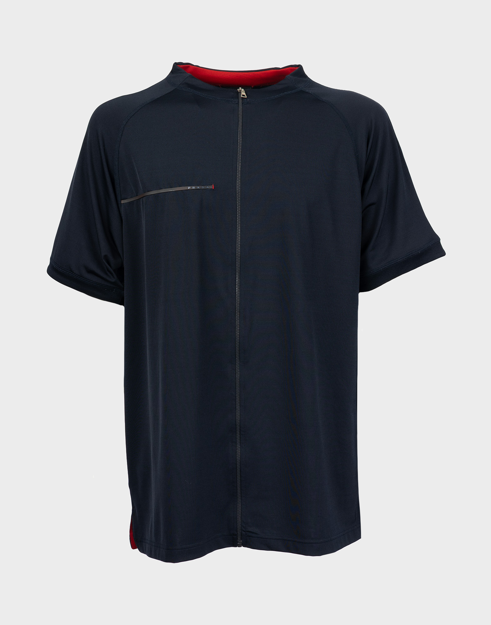t-shirt blu da uomo a maniche corte, cerniera intera sul davanti, logo in plastica sul petto, interno colletto di colore rosso