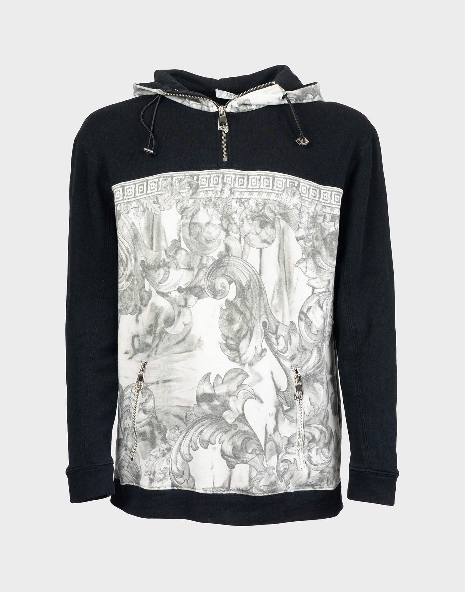 felpa nera versace collection da uomo con stampa bianca e grigia sul davanti, cappuccio e chiusura con mezza zip.