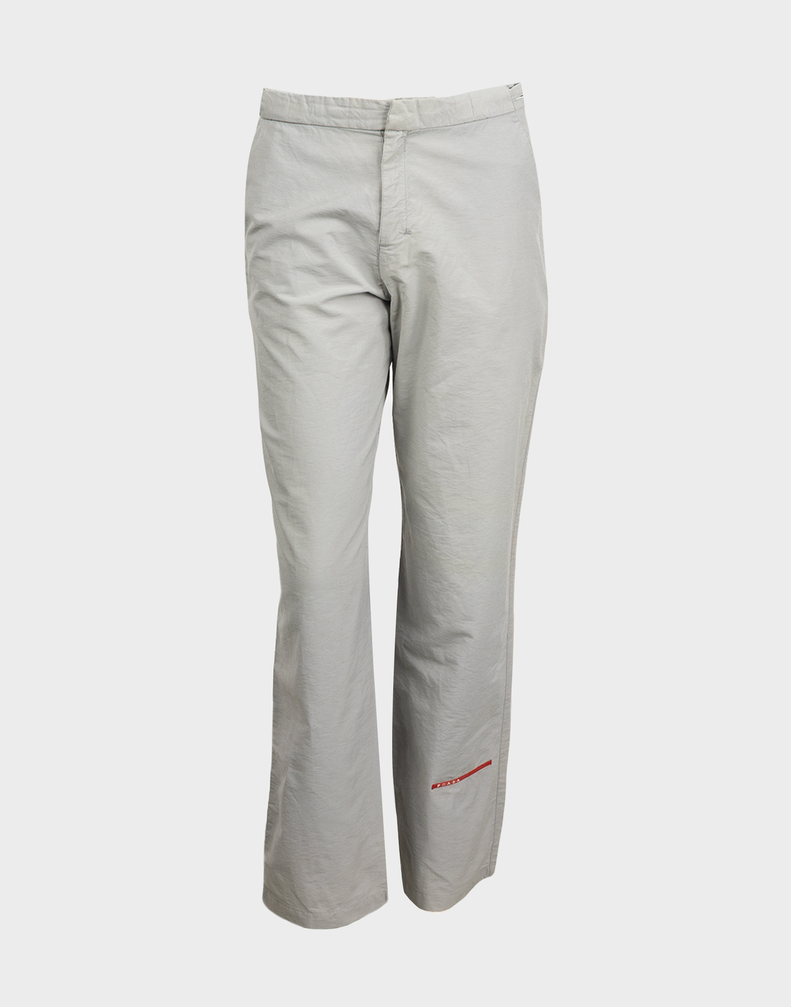 pantaloni grigi da uomo firmati Prada, vestibilità normale, logo in rosso applicato sulla gamba destra