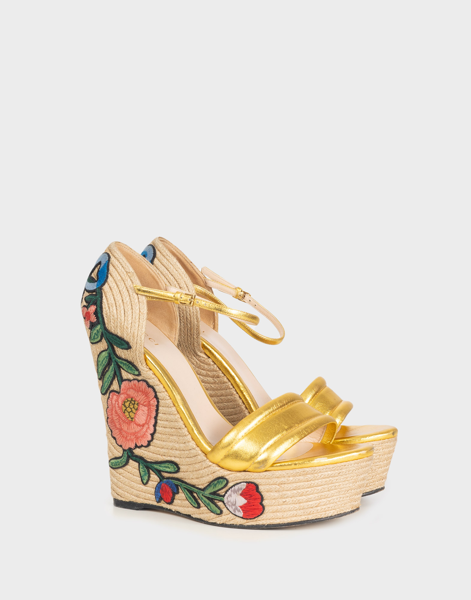 Women's raffia wedge sandal with embroidered floral appliqués, gold-colored leather details and ankle strap