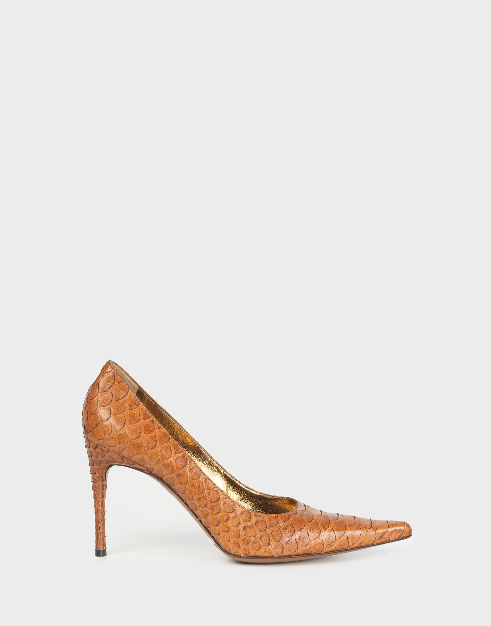 brown pointed women's pumps with crocodile effect leather and thin heel