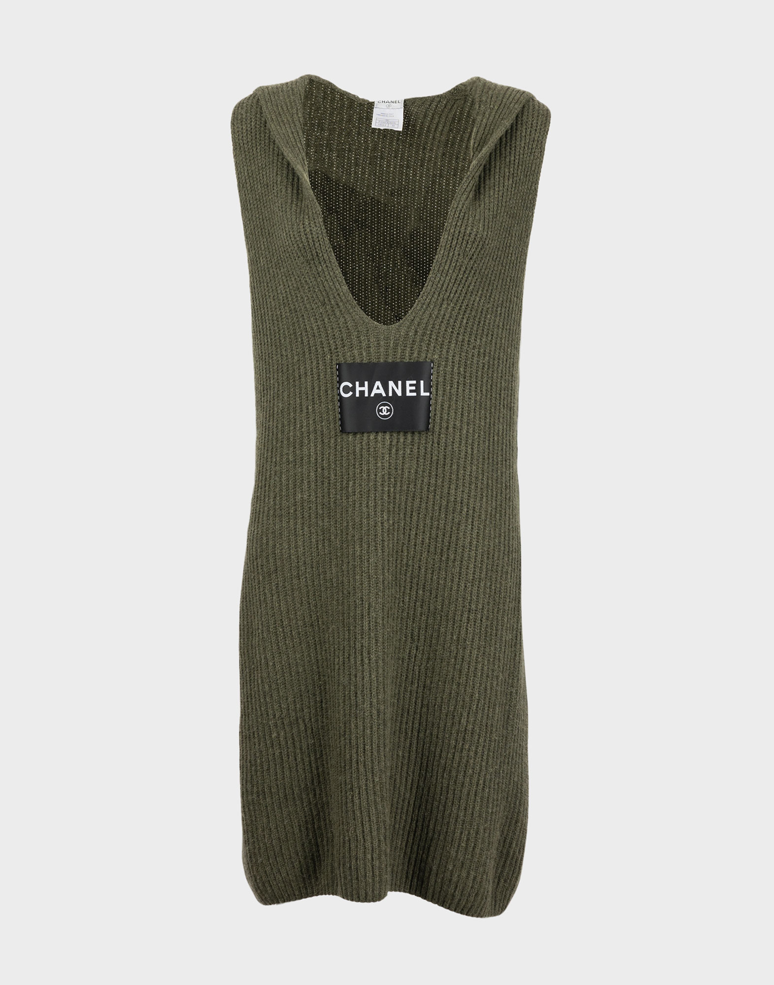 vestito chanel verde cachi, Lavorazione a coste grosse, scollo a U profondo e sciarpa. Toppa nera con logo chanel applicata sul davanti.