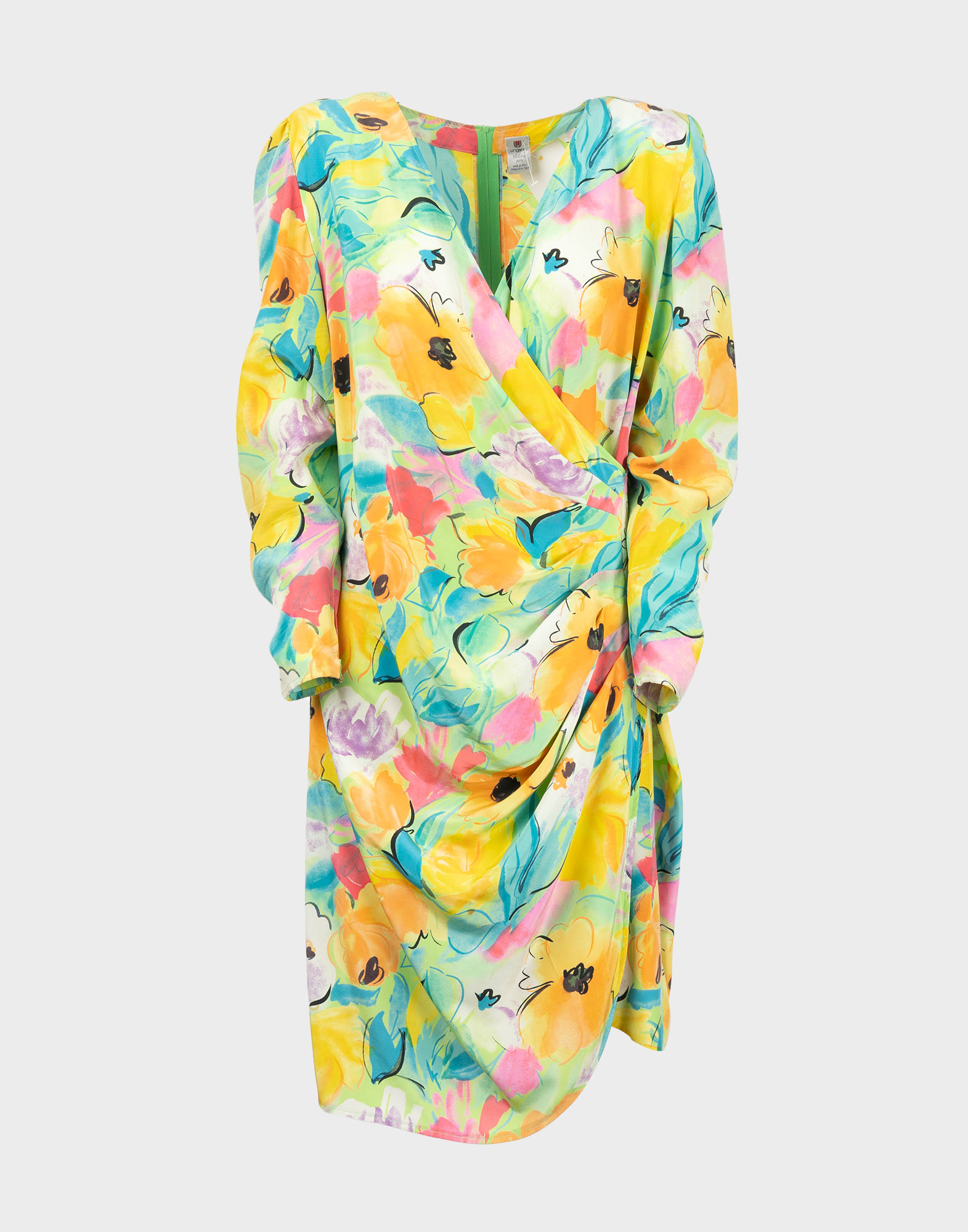 vestito in tessuto leggero anni '80 con fantasia floreale all-over di colore verde, giallo e rosa. Maniche lunghe, scollo a v, arricciatura sul fianco e spalle imbottite.