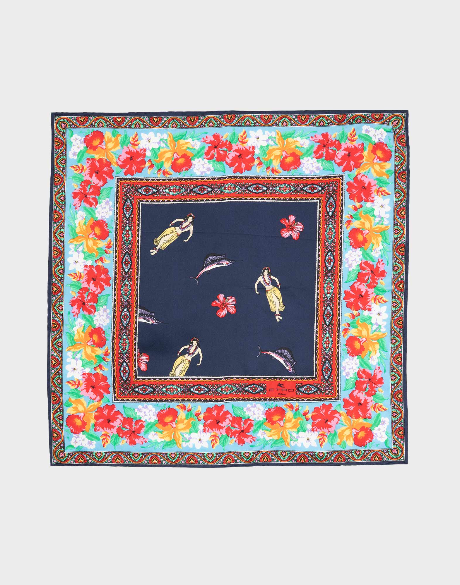 Foulard Fazzoletto in seta Etro con stampa tropicale su fondo blu navy. Il design presenta figure femminili in abiti hawaiani, pesci spada e fiori di ibisco rossi, incorniciati da un bordo decorativo con motivi floreali vivaci in rosso, giallo e bianco. Bordi rifiniti con dettagli geometrici multicolore.