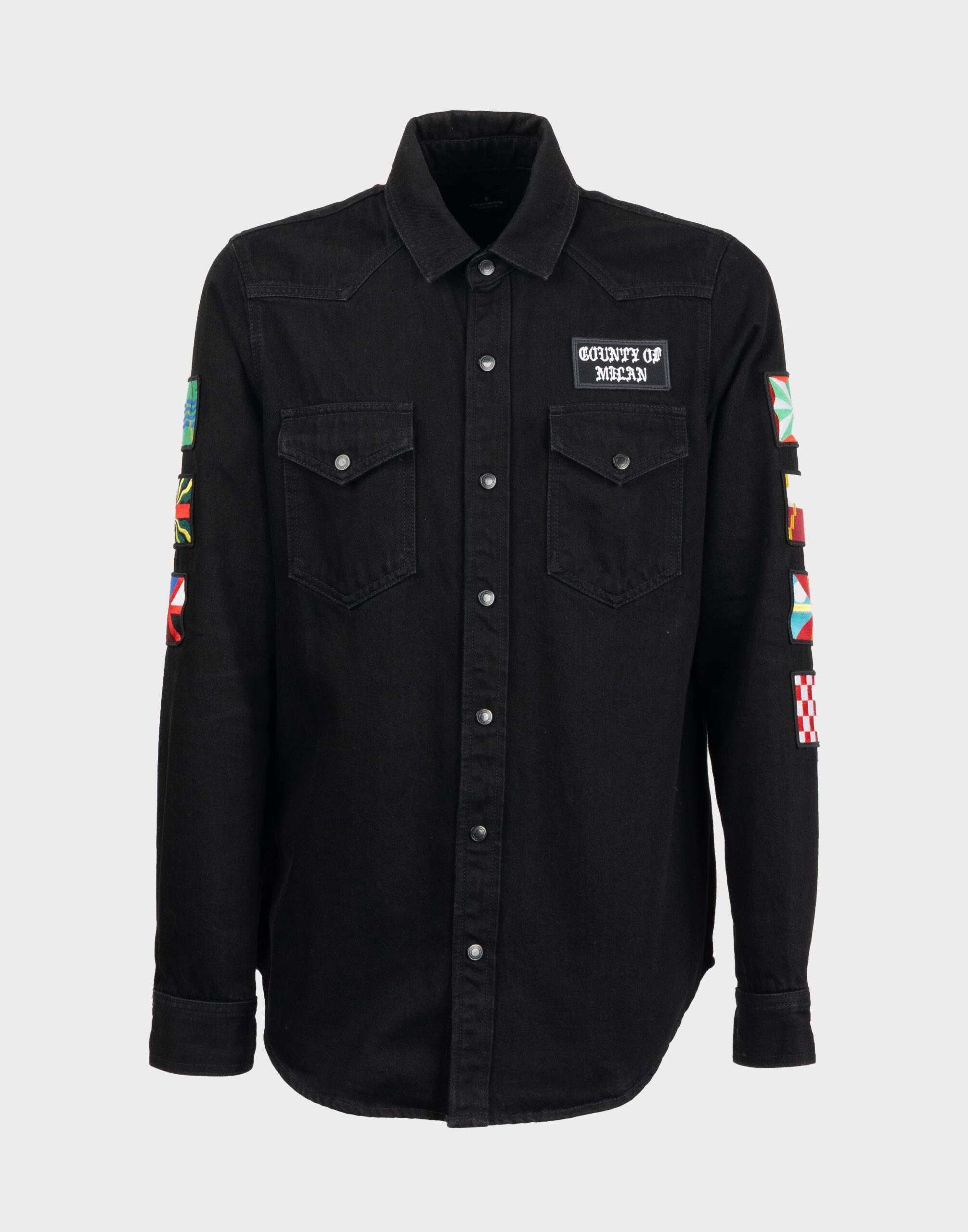 camicia nera da uomo in cotone a maniche lunghe, chiusura anteriore con bottoni argento, due taschini sul petto e patches applicate sulle maniche