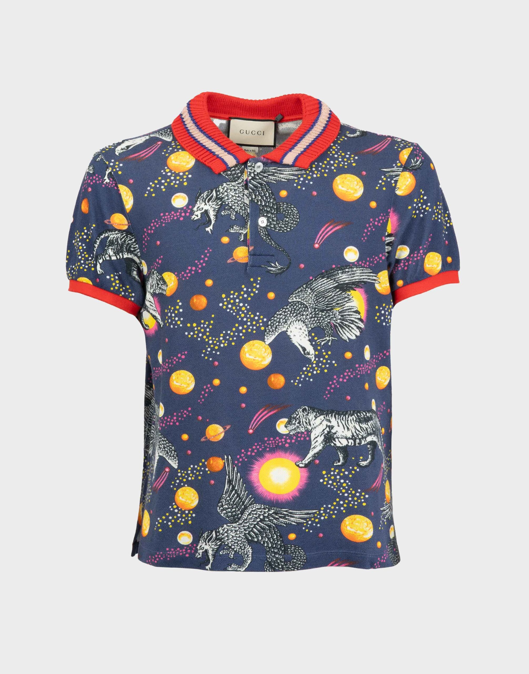 polo da uomo a maniche corte in cotone firmata Gucci, colletto e maniche rosse a contrasto, fantasia di animali spaziali su tutto il tessuto