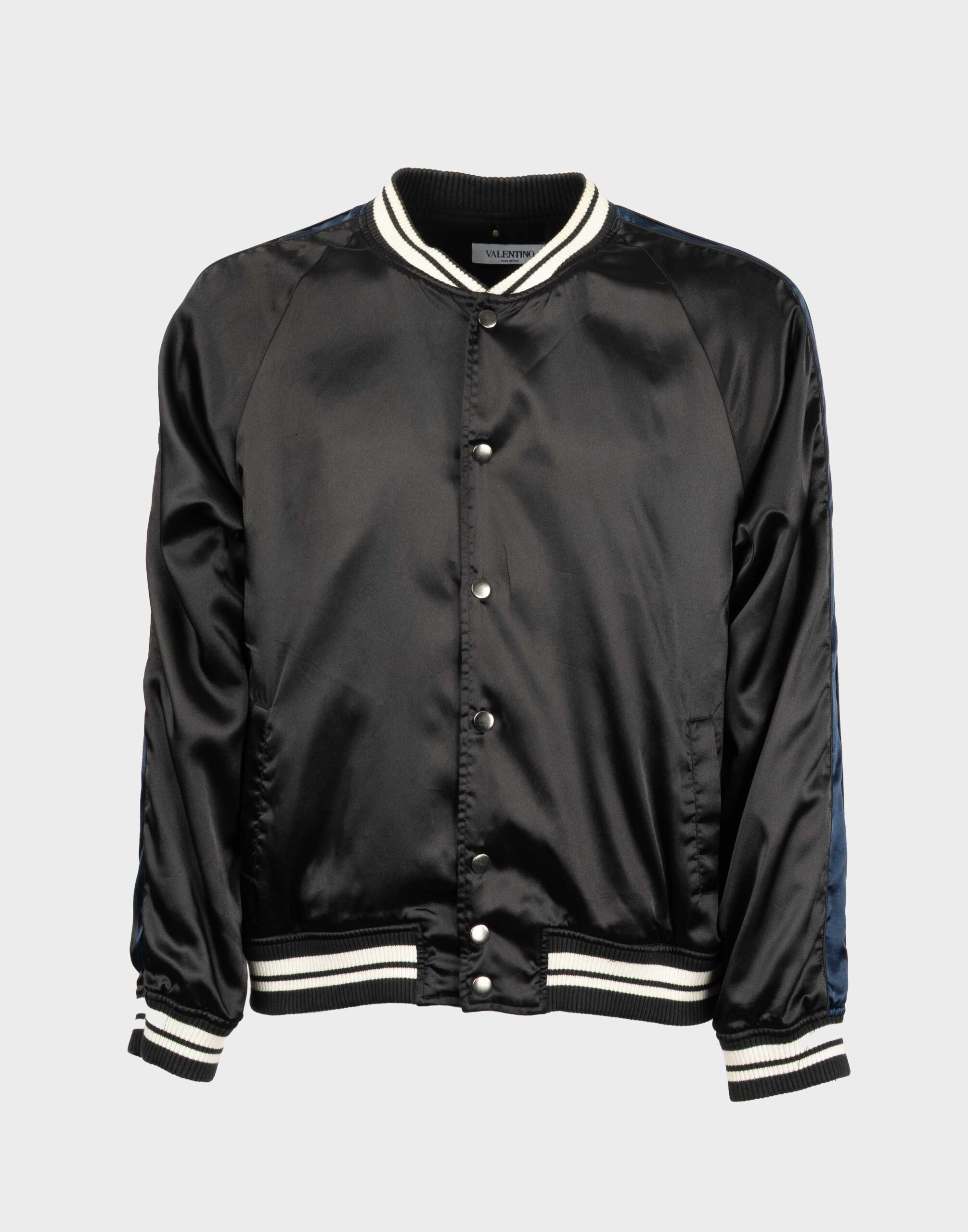giubbotto nero da uomo in tessuto tipo satin, modello bomber con elastico sul fondo e ai polsini, chiusura anteriore con bottoni a clip