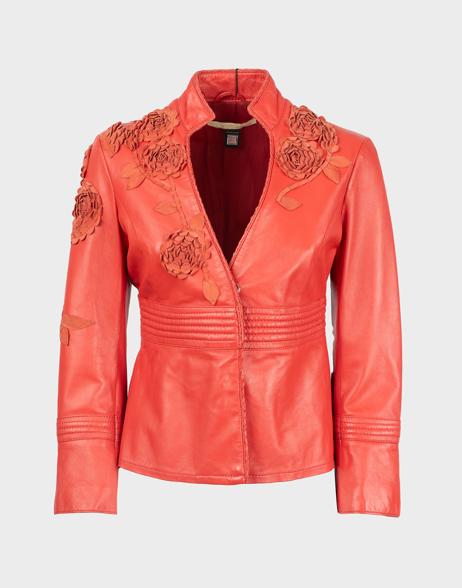 giacca da donna in pelle colore corallo a maniche lunghe con scollo a v, chiusura con un bottone a clip, punto vinta edivenziato dalle cuciture, fiori in pelle applicati sulle spalle