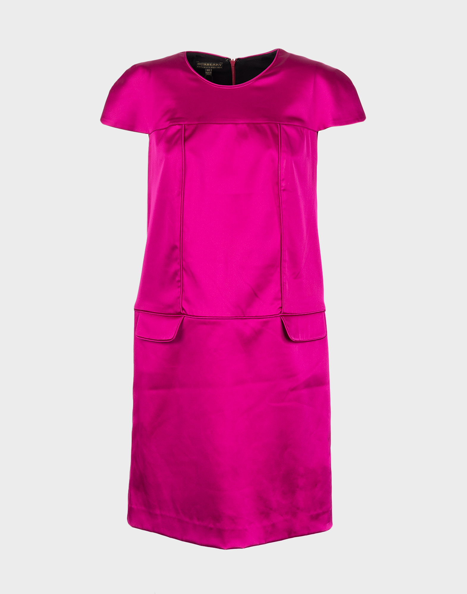 vestito da donna media lunghezza a maniche corte di colore fucsia in tessuto tipo satin, due tasche a filetto sui fianchi
