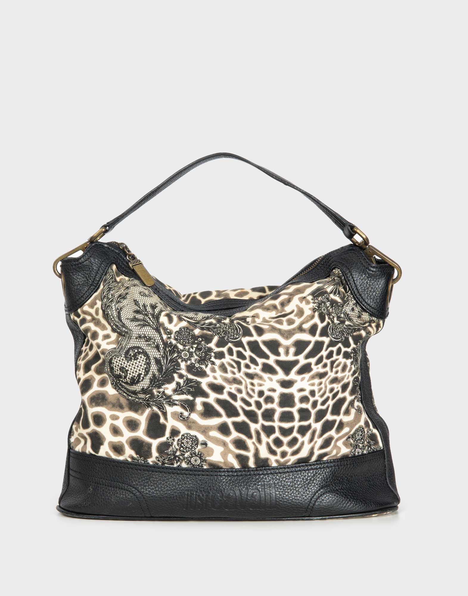 Borsa a spalla con stampa animalier firmata Just Cavalli. La borsa combina un motivo maculato beige e marrone chiaro con inserti in pelle nera sul fondo e sul manico. Presenta una chiusura superiore con zip e dettagli metallici dorati. Un motivo decorativo floreale scuro e il logo del brand sono integrati nel design sulla parte anteriore.