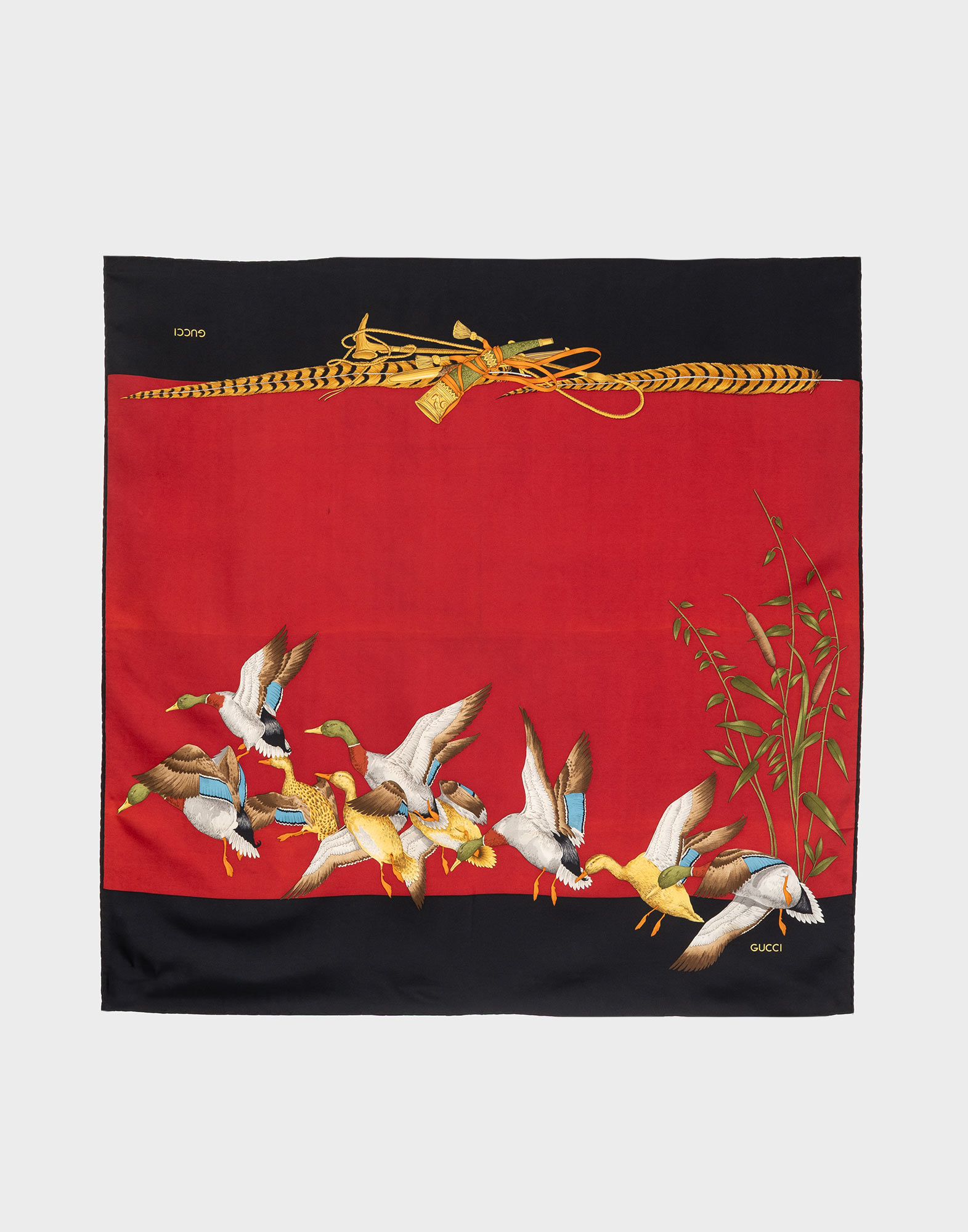 foulard quadrato vintage in seta gucci rosso e nero con fantasia di anatre volanti