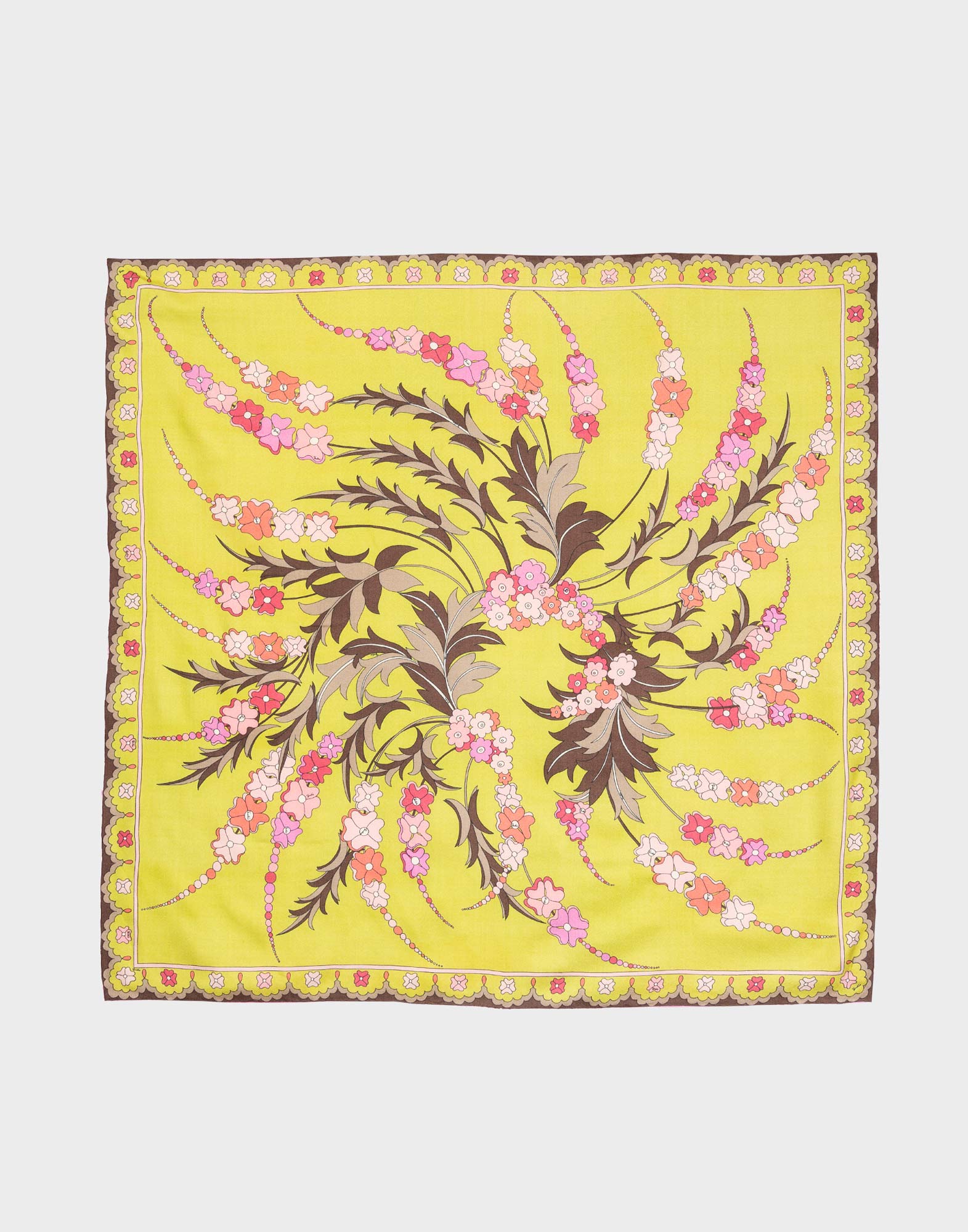foulard quadrato giallo emilio pucci con fantasia a fiori rosa e marrone