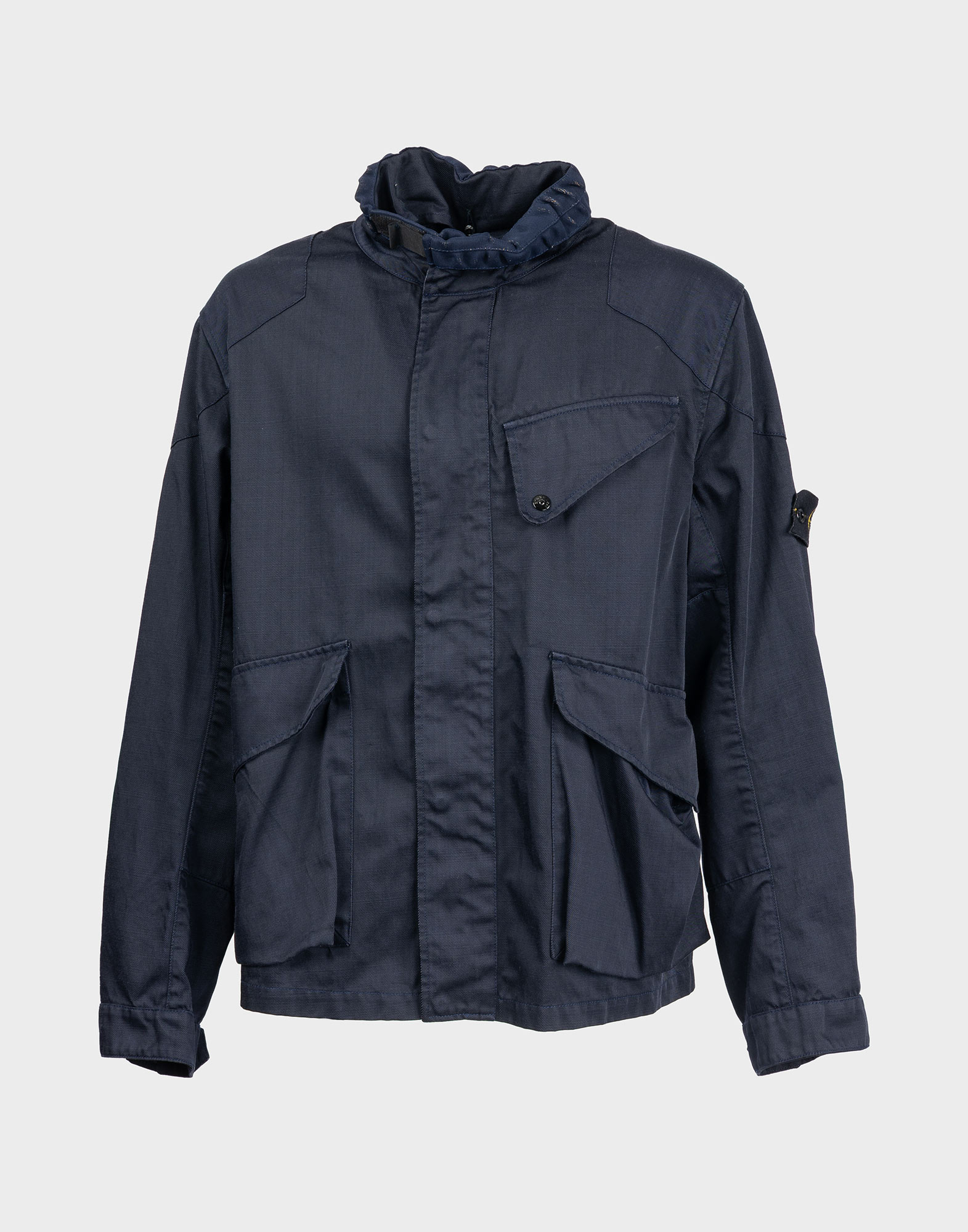 giubbotto blu da uomo stone island, chiusura anteriore con bottoni nascosti, tre tasconi sul davanti