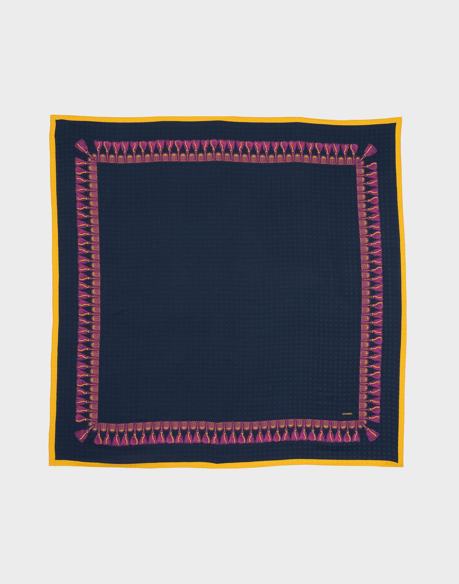 foulard chanel blu quadrato con cornice gialla e fantasia di nappine rosa