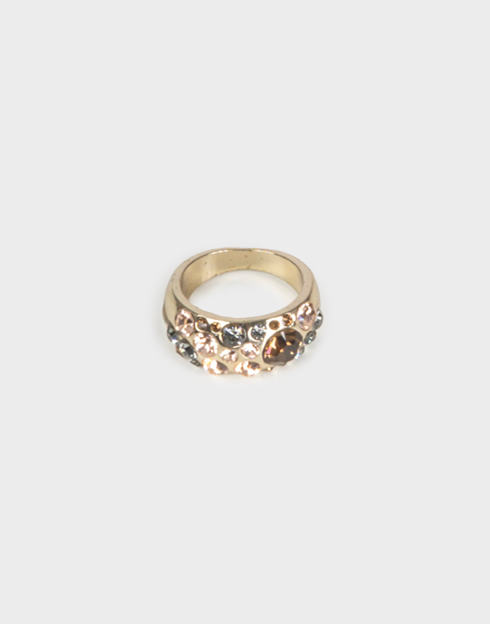 anello argento da donna con applicazione di pietre colorate sui toni del beige e rosa